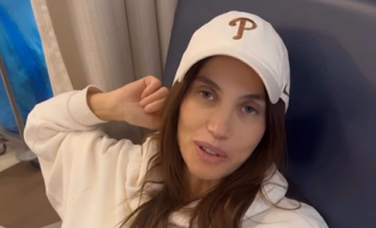 Cum se simte Alina Pușcău după ce a început a doua ședință de tratament împotriva cancerului. Vedeta s-a pozat în spitalul din California