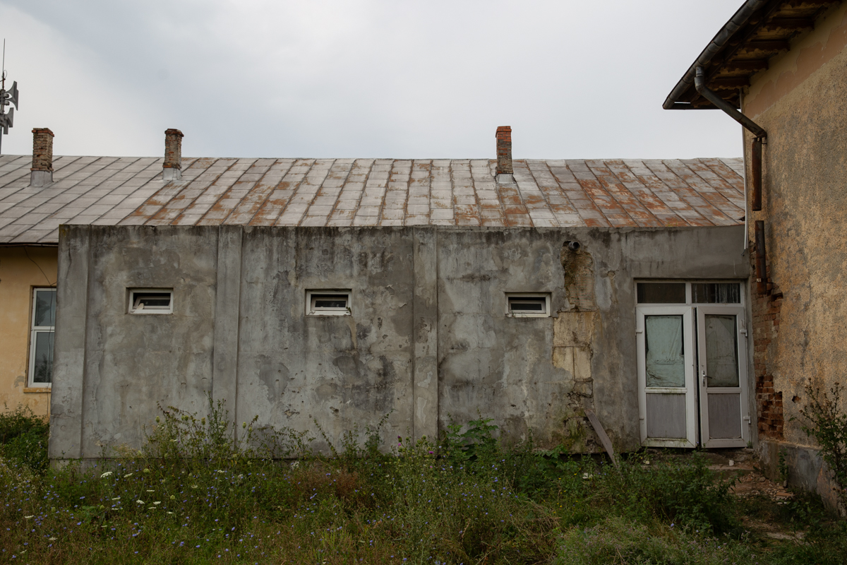 REPORTAJ. Pentru mii de copii de la sate, noul an şcolar va însemna măşti chinezeşti, întoarcerea la toaletele turceşti şi la minciunile româneşti!