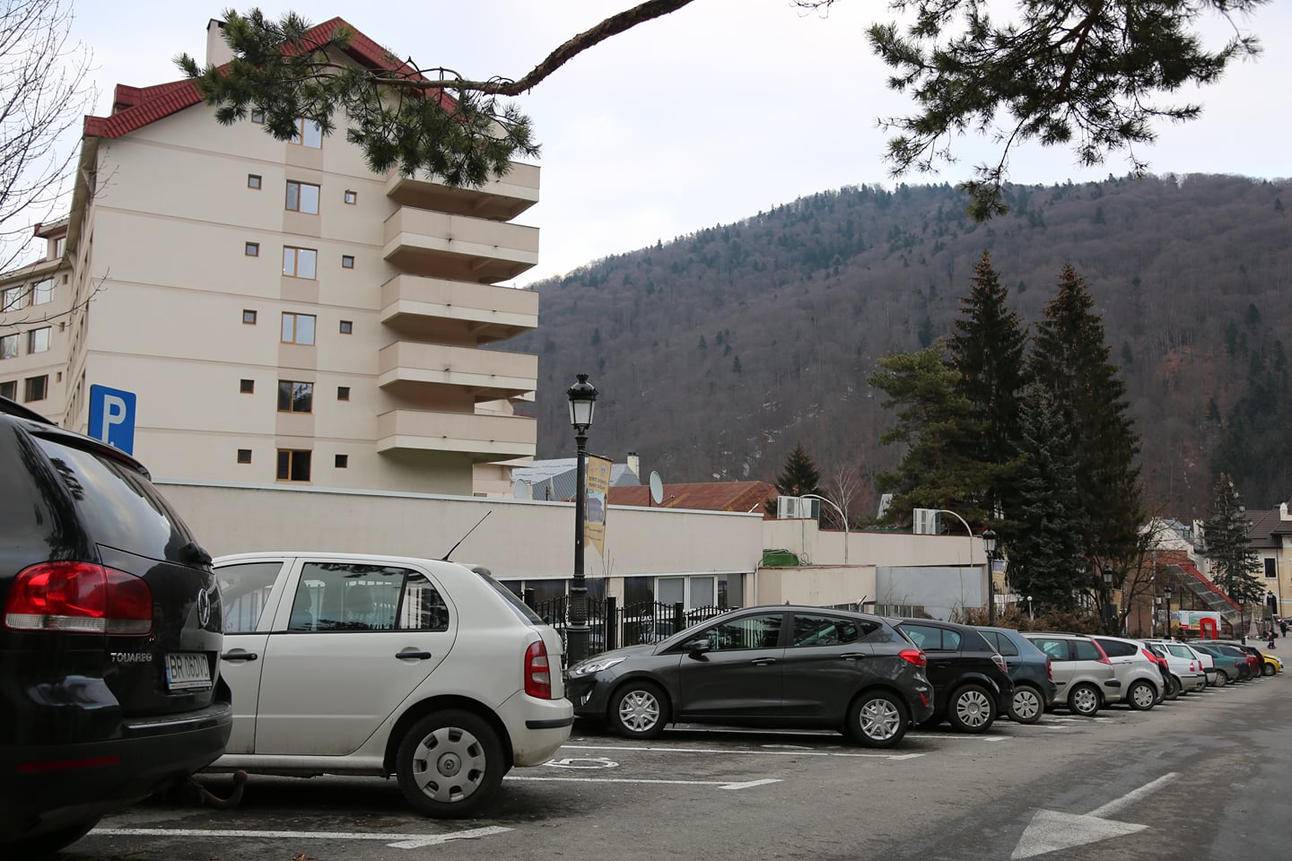 TURIST ÎN ȚARA MEA. Motive să mergi de Paști pe Valea Prahovei: schi și snowboard în mijlocul primăverii și plimbări în poienițe cu brândușe