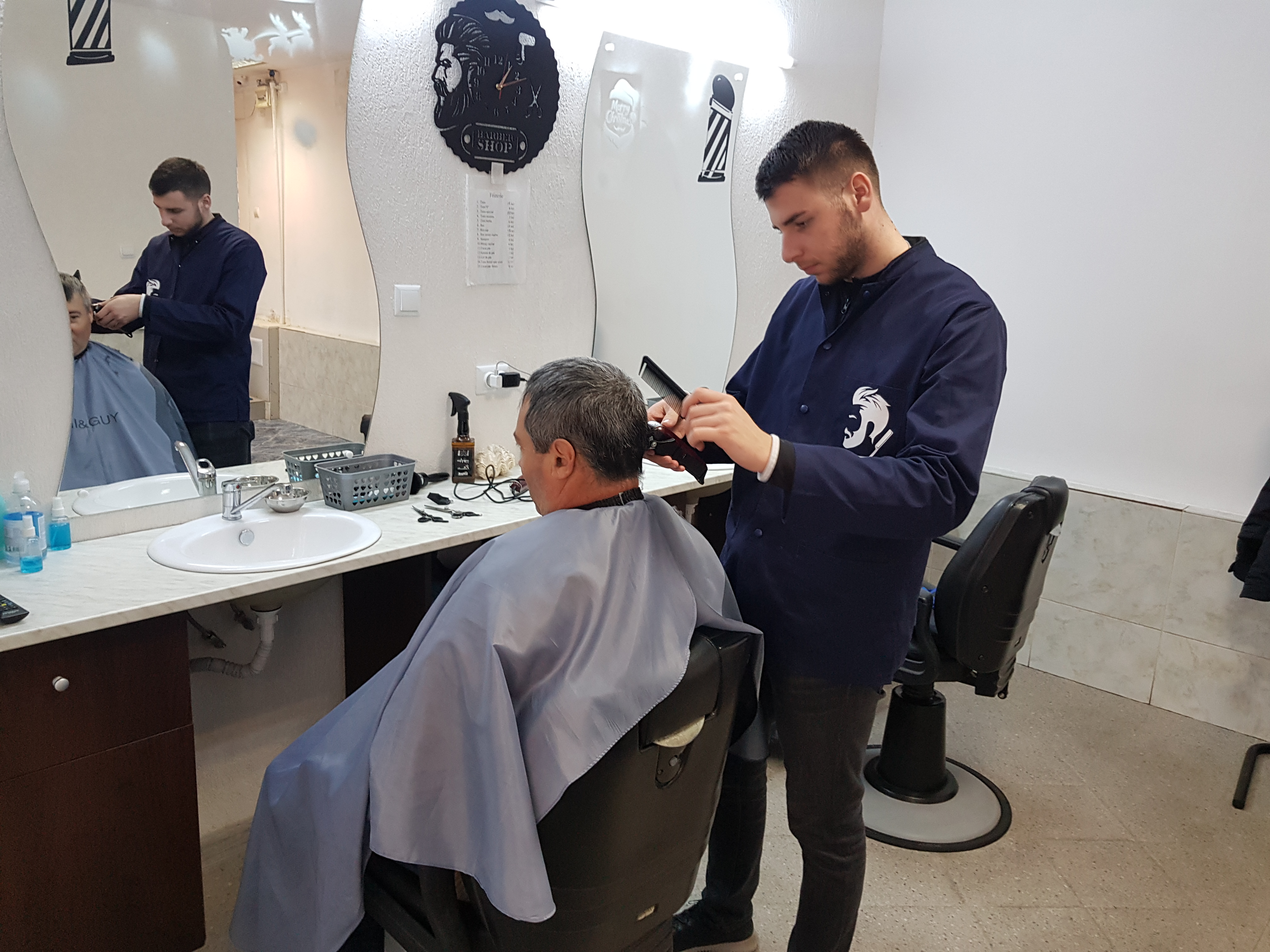 Ura și la frizerie! Am aflat poveștile salonului de la linia 1