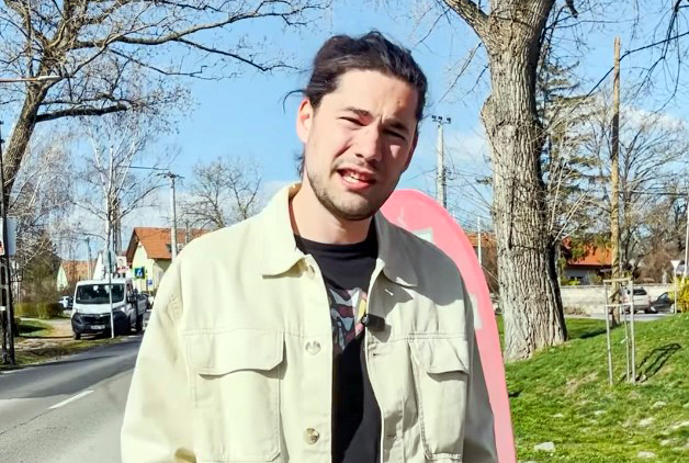 A kutyapártos Nagy Dávid két kövér füves cigit vitt ajándékba Menczer Tamásnak – videó