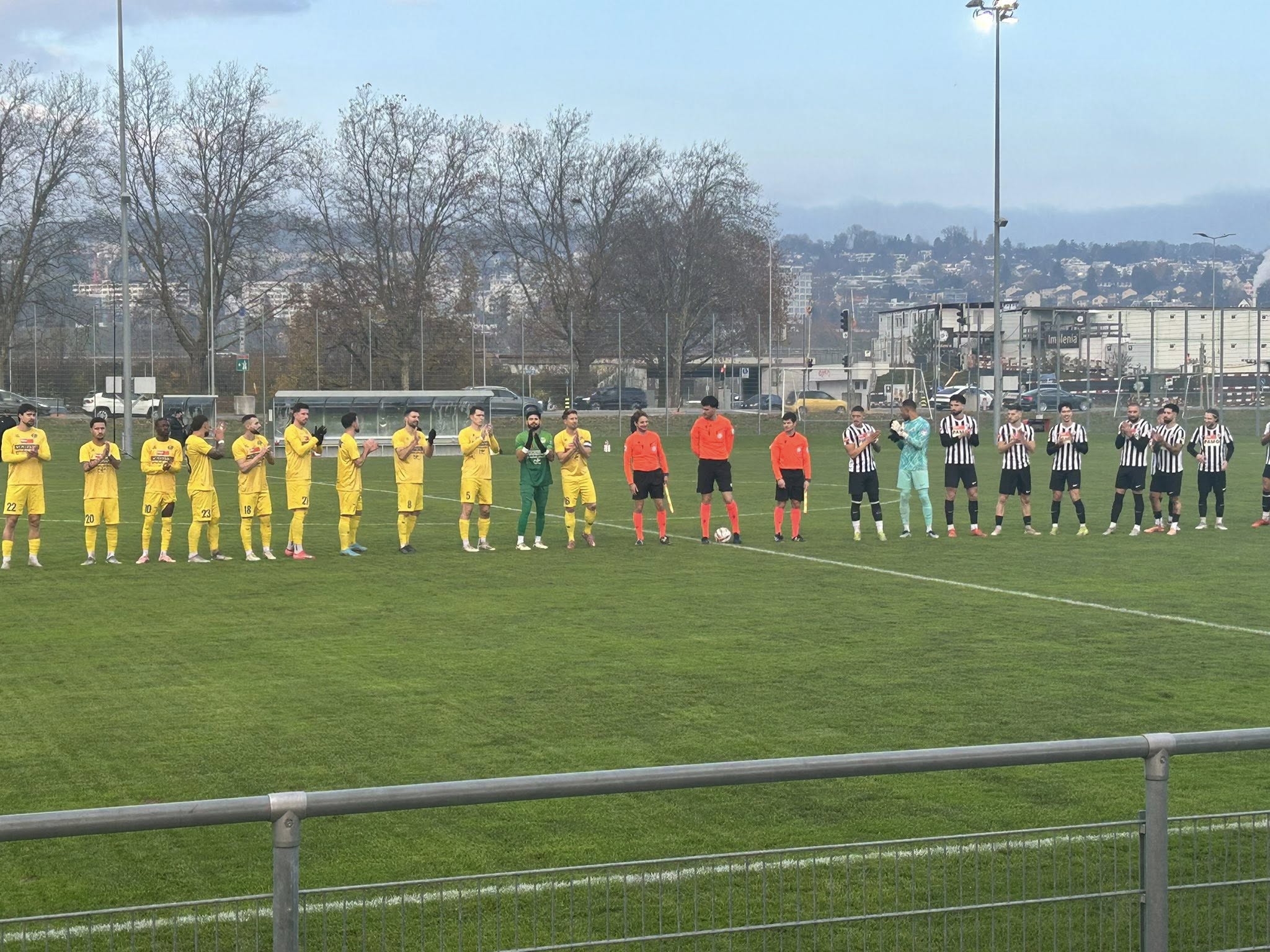 Cum arată un derby din Liga 3 din Elveția. De la 0-3 la 3-3, intrări tari, 2 „roșii”, patronul-antrenor eliminat de pe bancă: „Nu e ca Gigi Becali, chiar are licență”