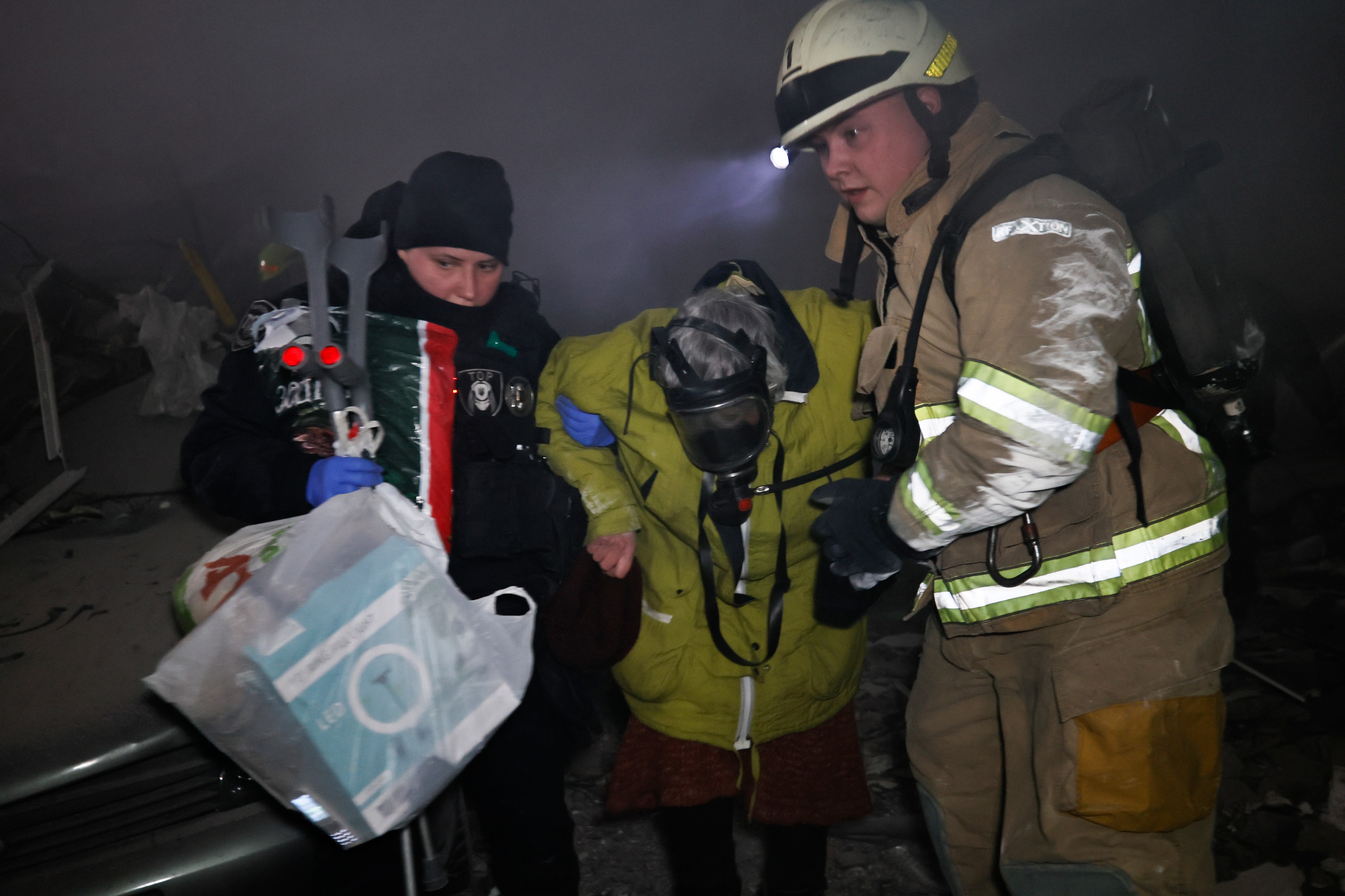 Imagini de la operațiunile de salvare a oamenilor prinși sub ruinele blocului lovit de o rachetă rusească în Dnipro