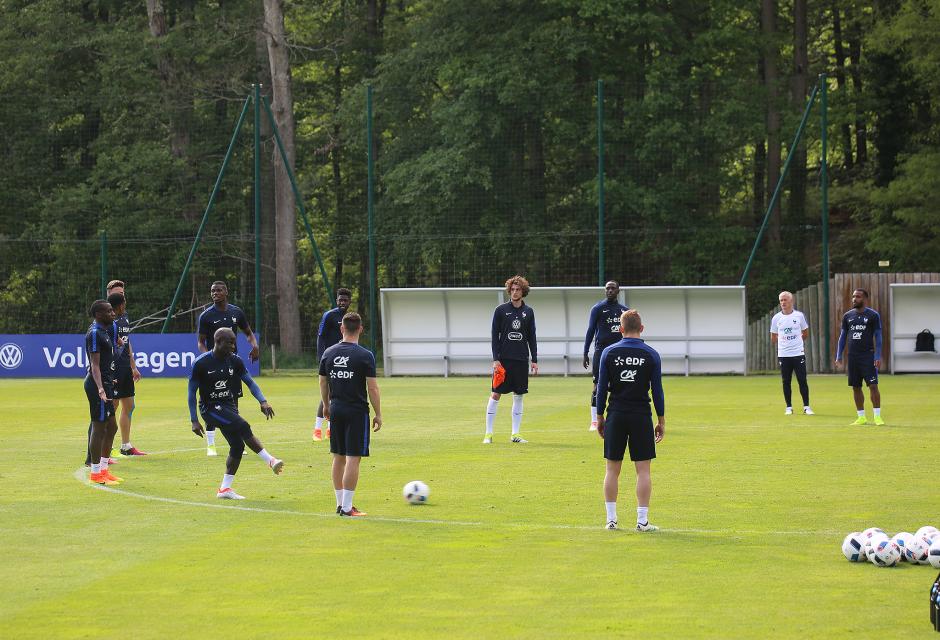 Francezii nu se tem de români. Didier Deschamps vrea să-l bage în sperieți pe Iordănescu și pune pe internet imagini video cu scheme de joc