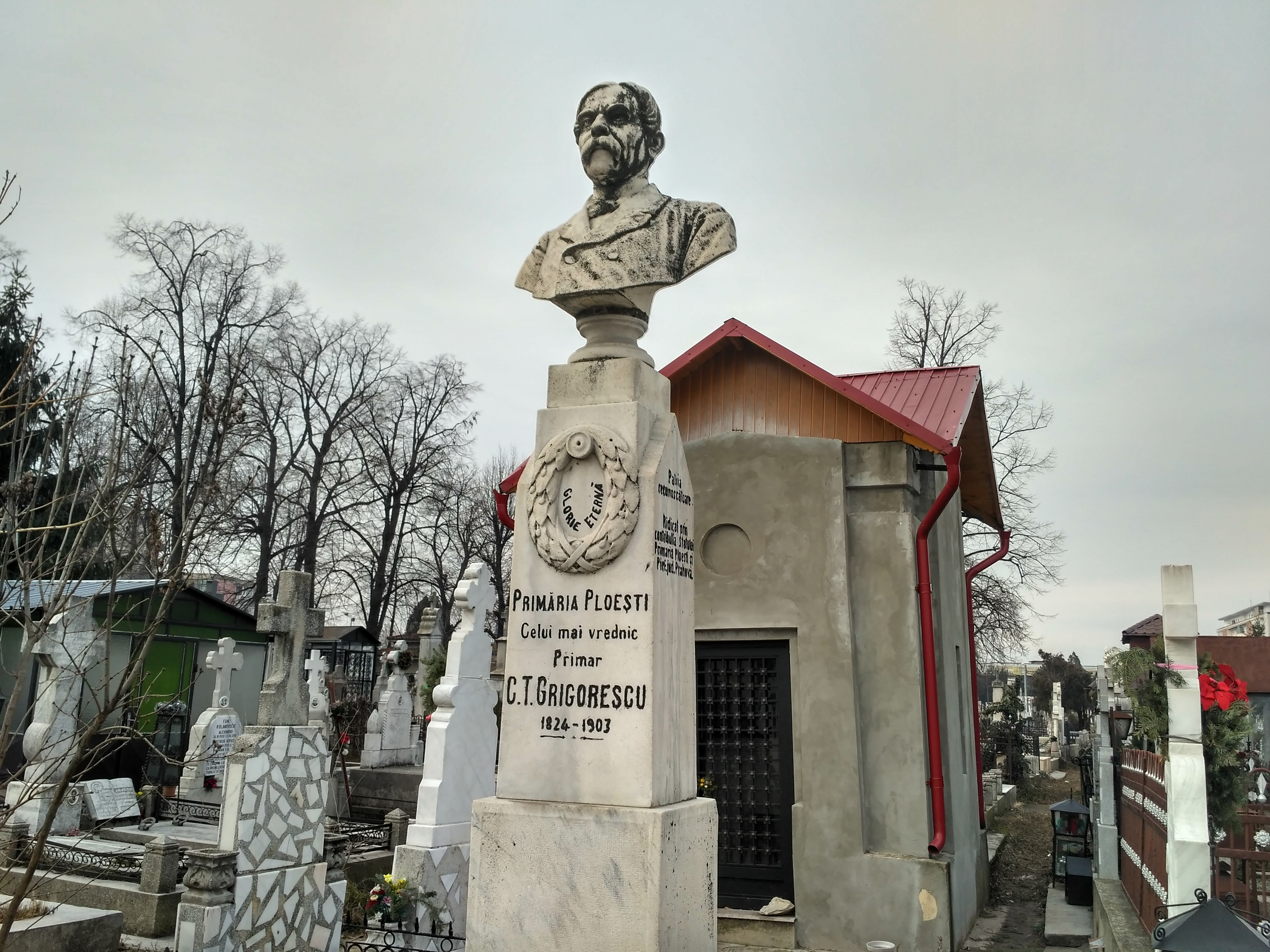 REPORTAJ/Cum a cinstit un ploieștean memoria nevestei care-l înșela. I-a ridicat cel mai original monument: ”Astfel este viața”/VIDEO