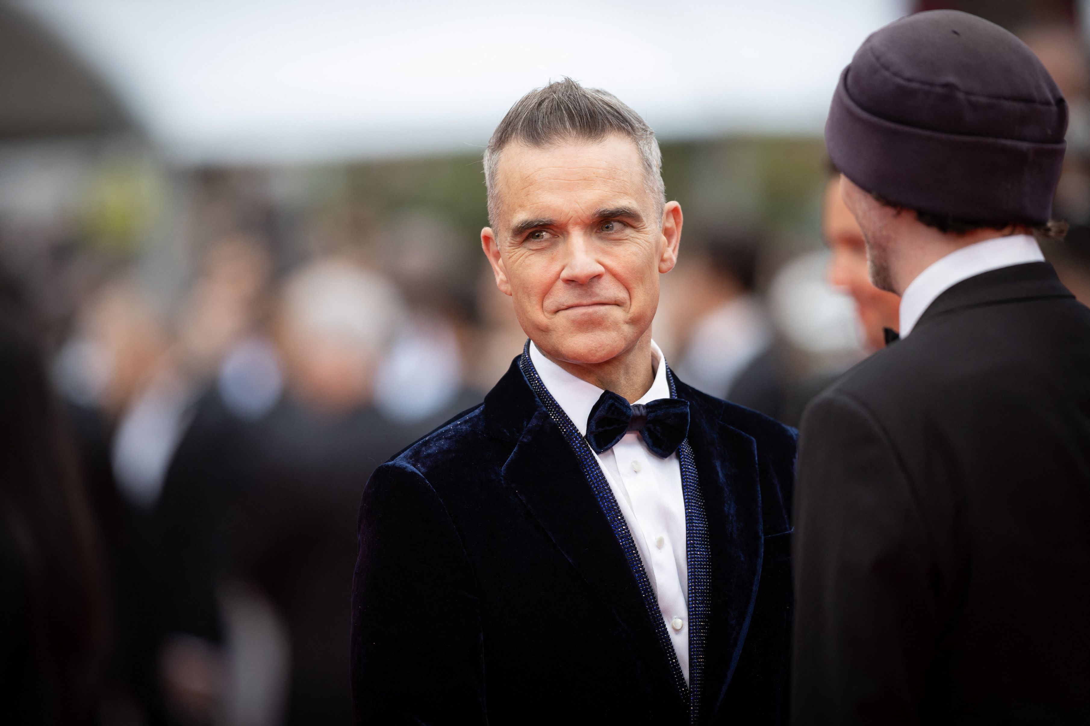 FOTO. Robbie Williams, lecție de eleganță la Cannes. A venit să vadă filmul cu DiCaprio și De Niro. Peste două săptămâni vine la București
