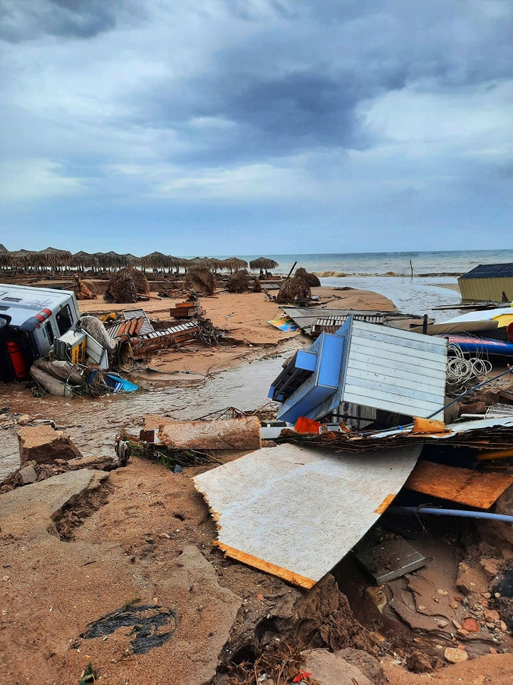 Urmările ploilor puternice de pe litoral. La Mangalia au căzut 200 l/mp. Maşini luate de apă, inundaţii în mai multe staţiuni: dezastru la Venus şi Vama Veche | FOTO