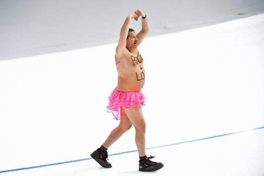 Un intrus a intrat aproape dezbrăcat pe gheață, la Jocurile Olimpice de iarnă 2018 / GALERIE FOTO