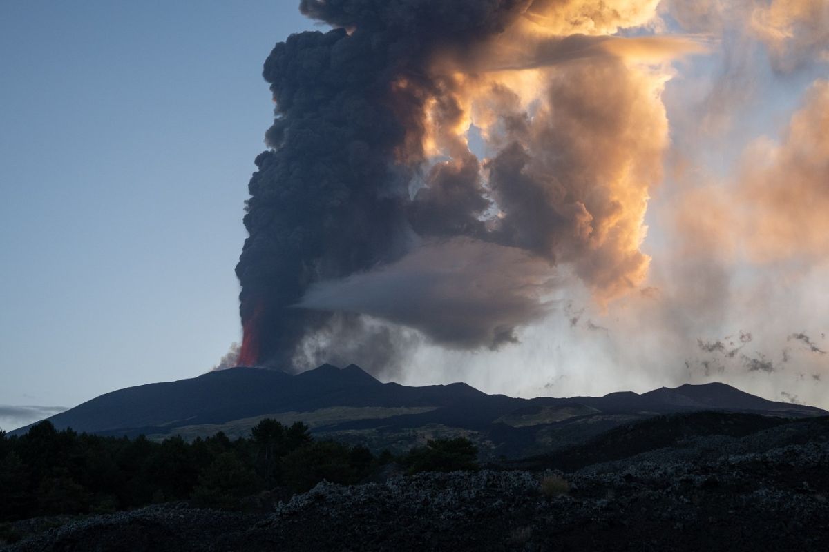 Vulcanul Etna a erupt din nou. Zborurile pe Aeroportul Internațional Catania, perturbate