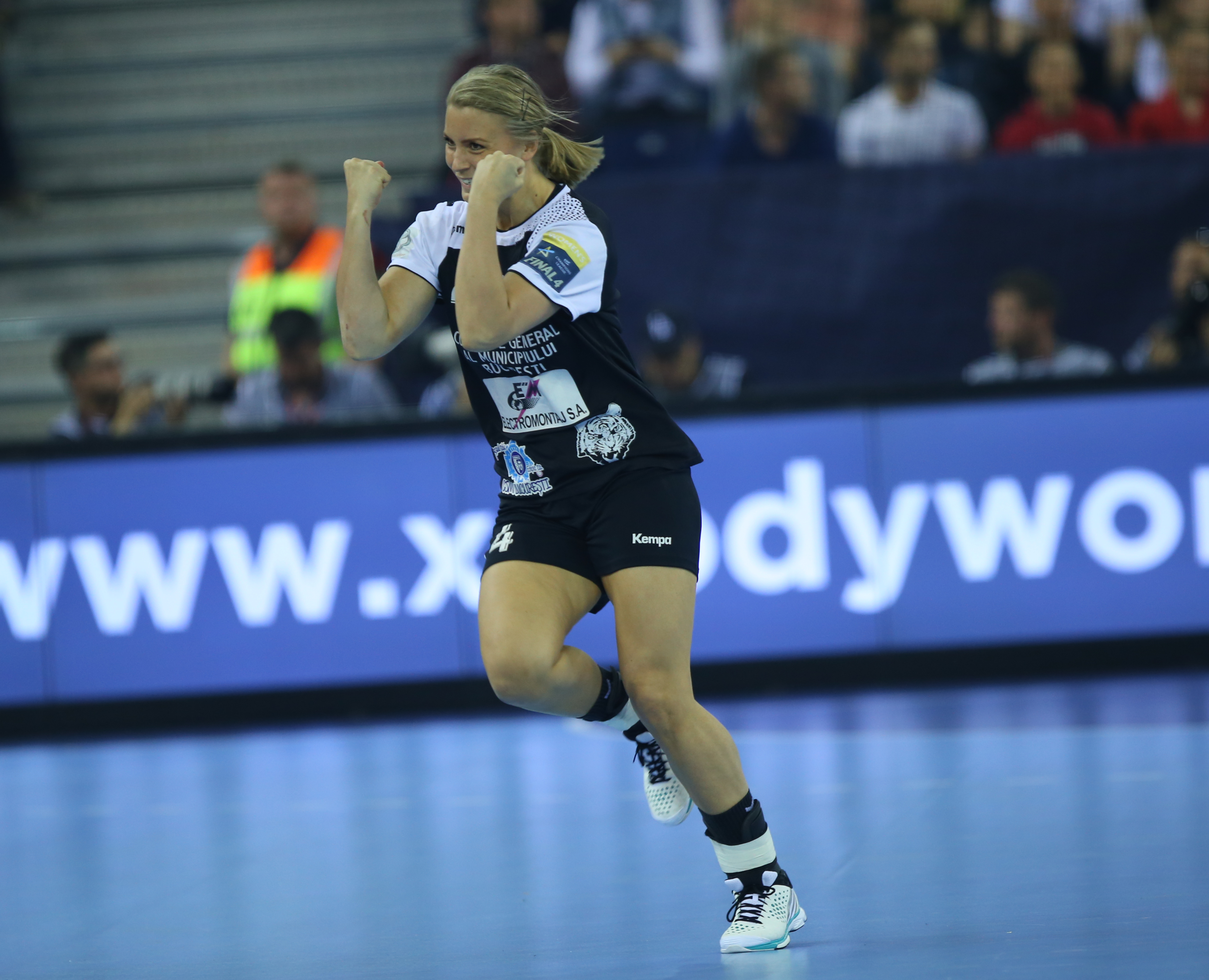 CSM Bucureşti este noua regină a Europei. Echipa noastră a câştigat, dramatic, la 7 metri, finala Ligii Campionilor la handbal feminin cu Gyor/ FOTO