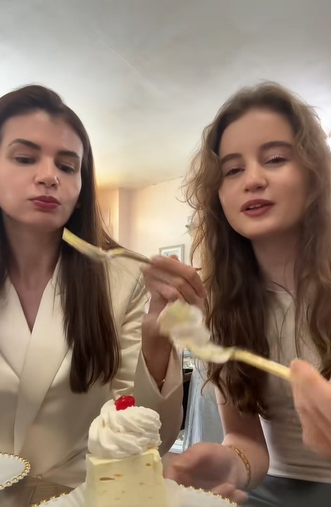 Monica Gabor și Irina Columbeanu au gustat amandine și savarine în New York. Prețul unei prăjituri românești i-a surprins pe fani