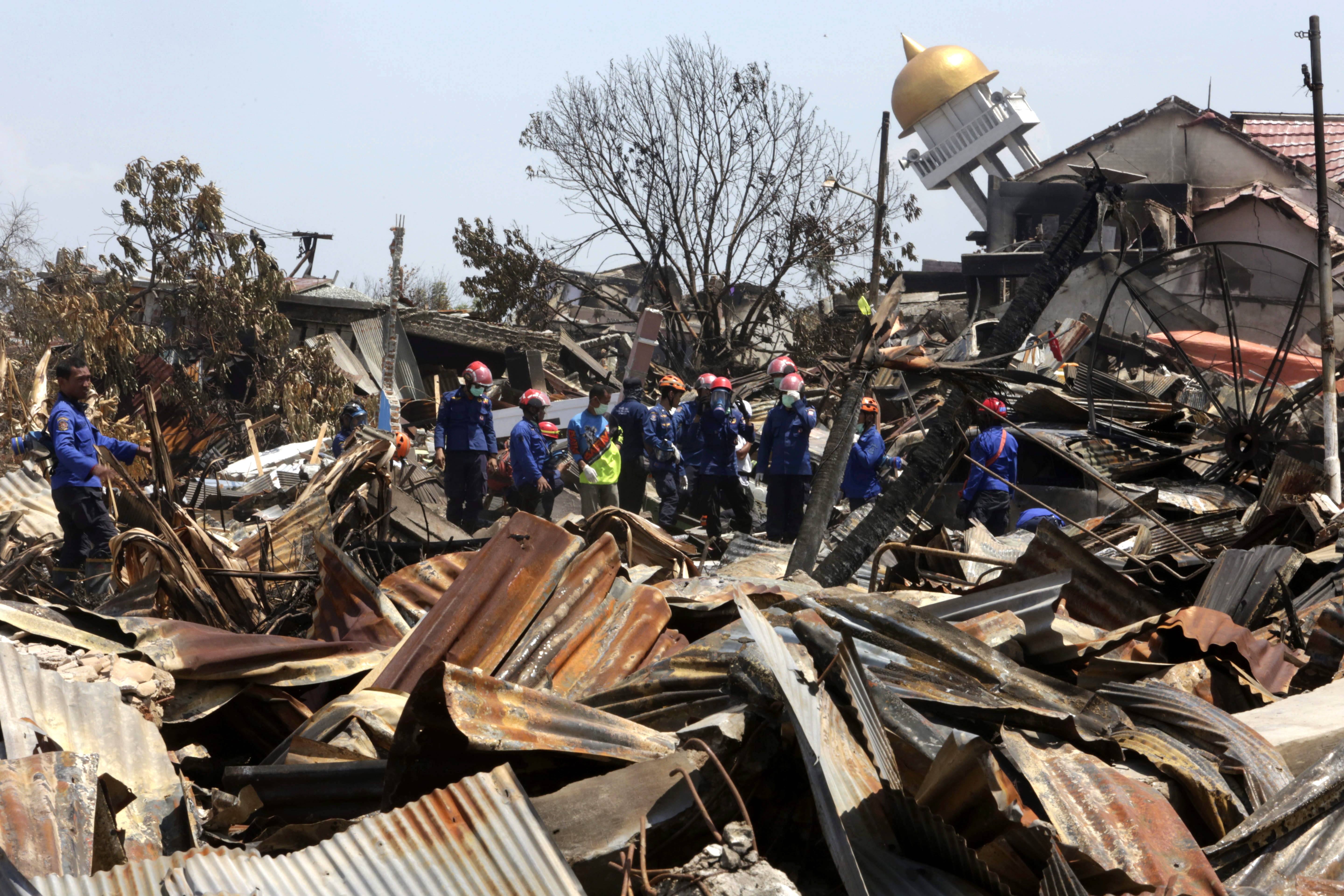 UPDATE / Bilanțul tragediei din Indonezia capătă proporții catastrofale: cel puțin 1.424 de morți. Decedații, înhumați în gropi comune