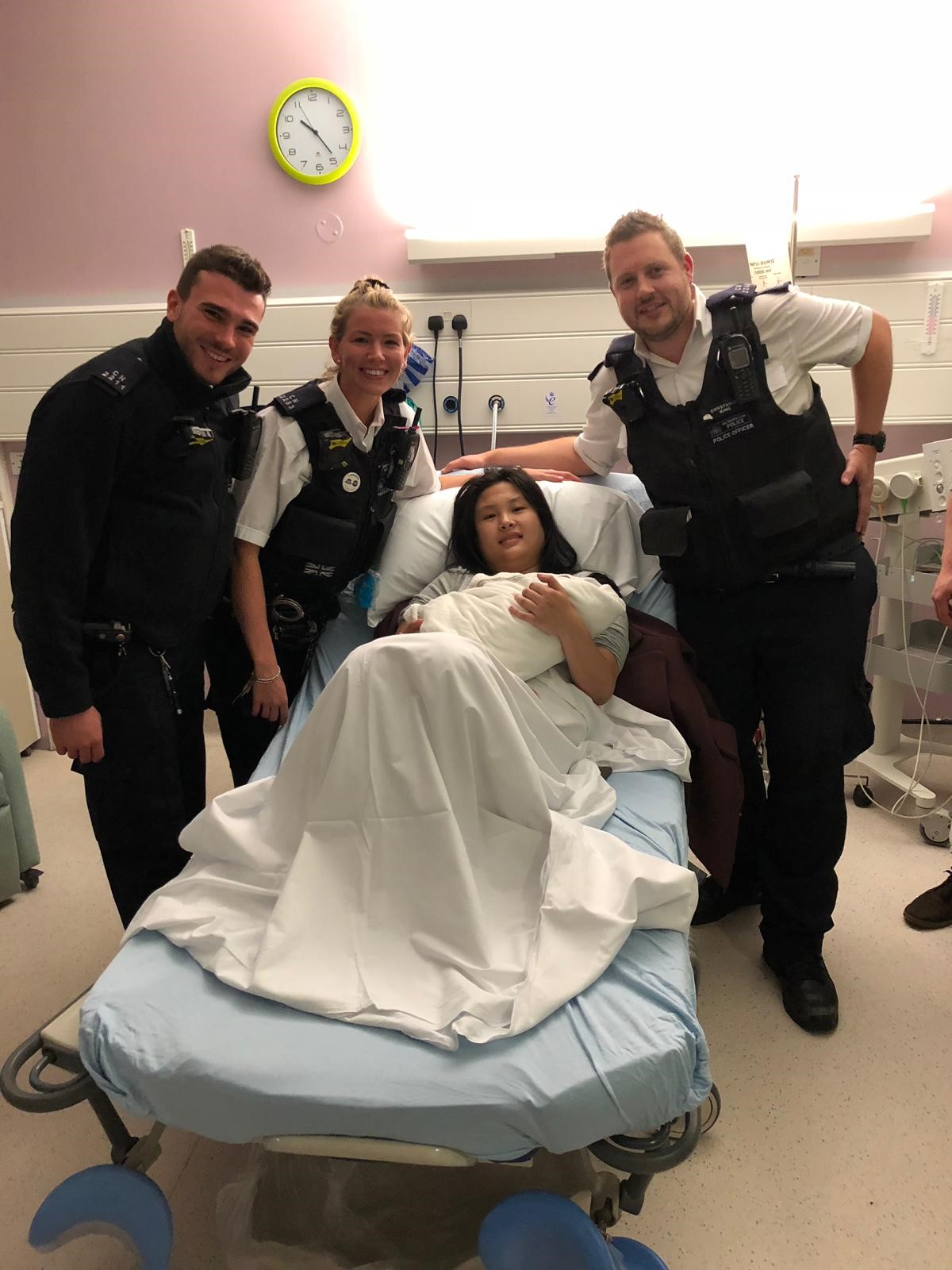 Trei polițiști din Londra au ajutat o femeie să nască, în stradă, în timp ce așteptau să vină ambulanța
