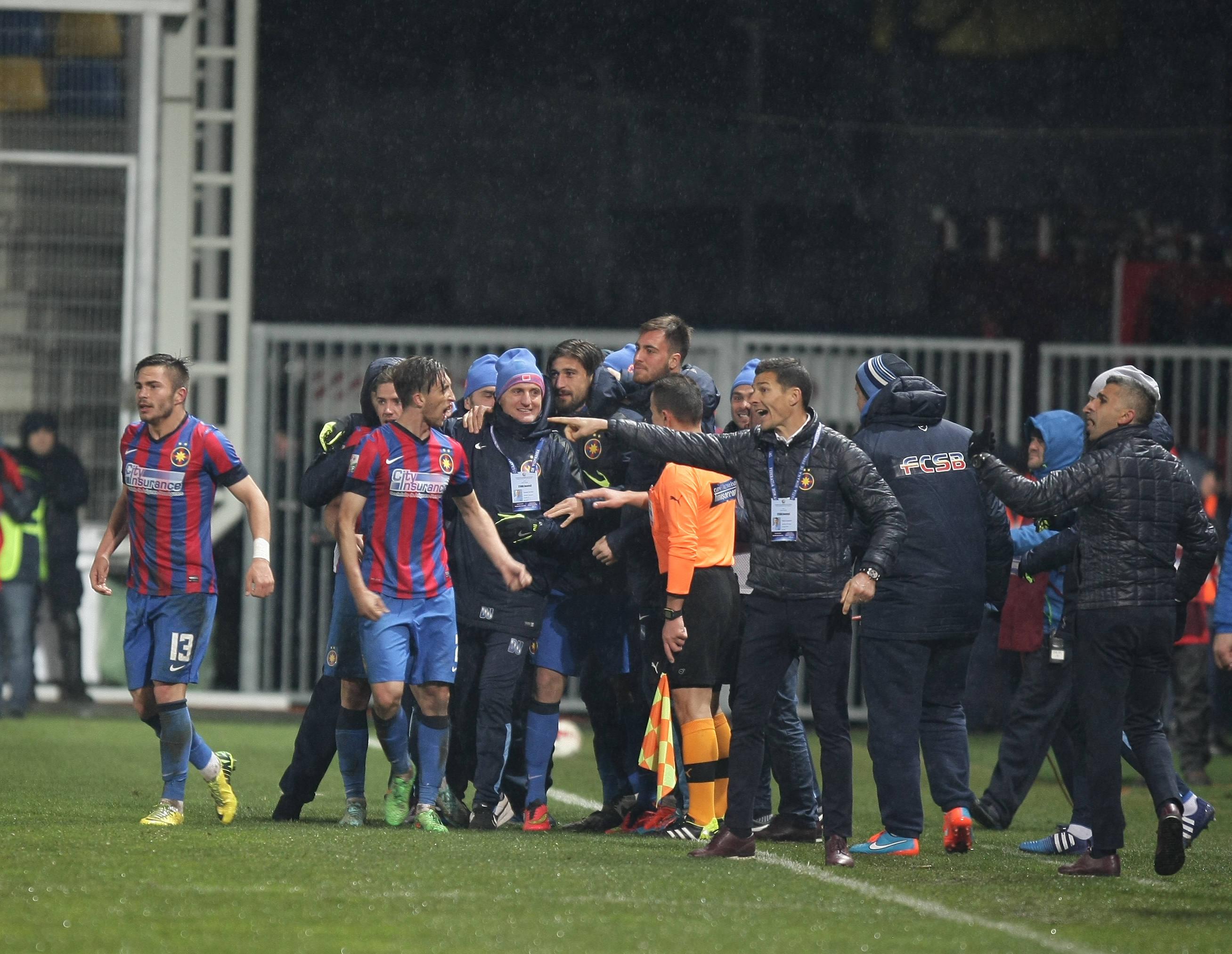 Cupa României, semifinale: PETROLUL - STEAUA 1-1. Arbitru ComănesKO / VIDEO