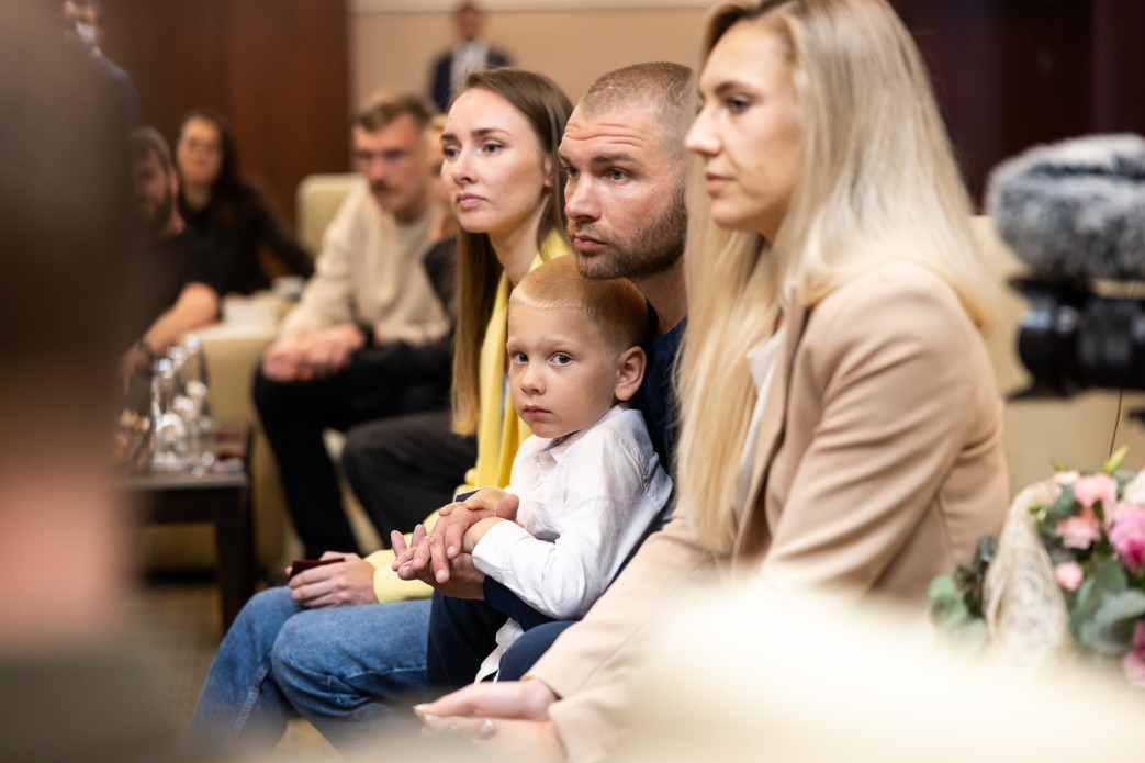 Comandanții Batalionului Azov s-au întâlnit cu familiile lor pentru prima oară de când au fost eliberați de ruși, într-un schimb de prizonieri