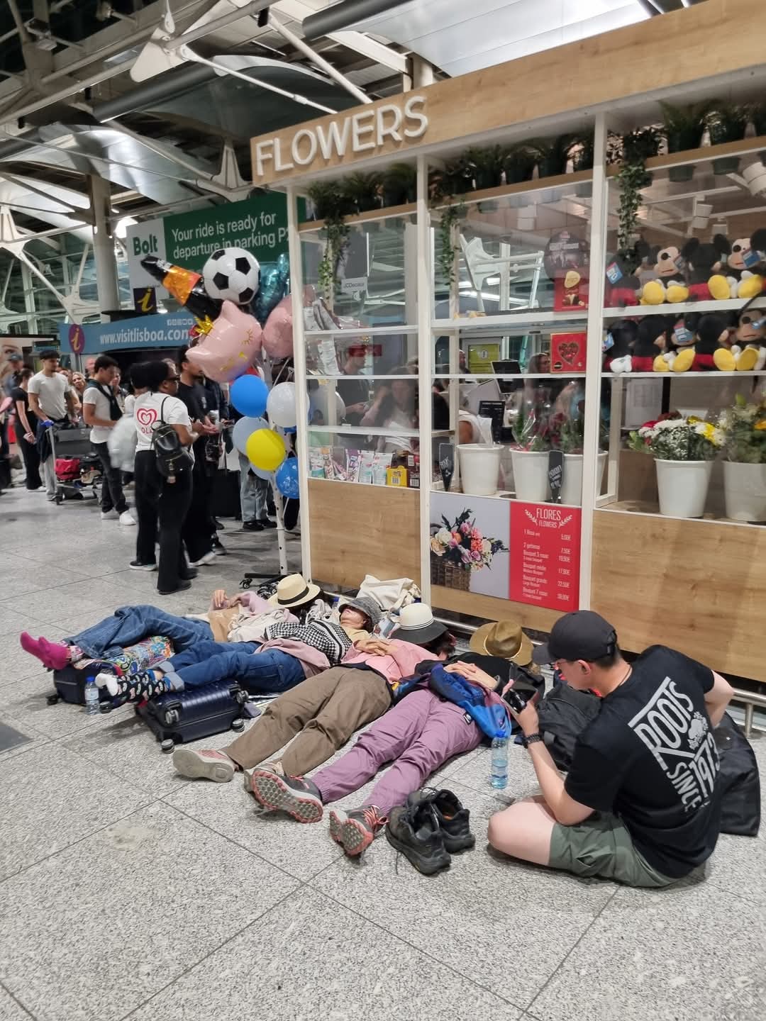 Român blocat de pana de curent pe aeroportul din Lisabona: „Nu mai stă nimeni cu nasul în telefon!”