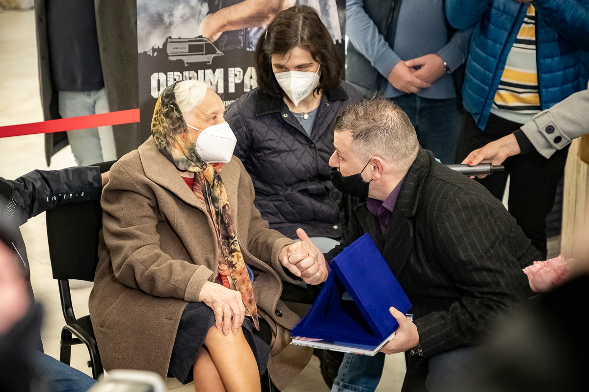 Cu strănepotul alături, cea mai în vârstă bucureșteancă s-a vaccinat anti-COVID, la 104 ani: „Pentru el am făcut-o, vreau să-l văd mare”
