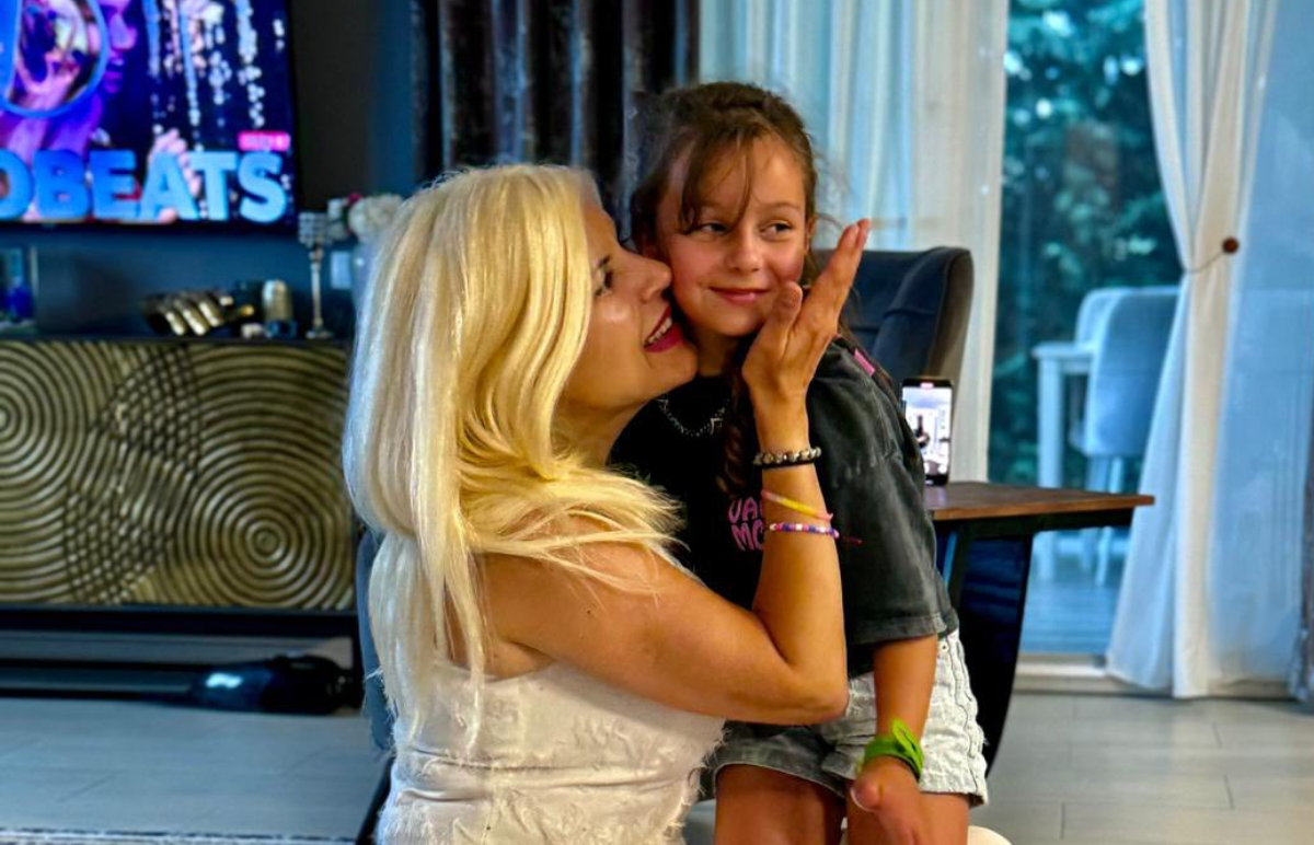 Cum a apărut Elena Udrea de Revelion 2026. Îmbrăcată în haină de blană și încălțată în sandale, s-a pozat cu Adrian Alexandrov