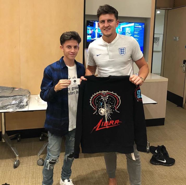 Un puști de 17 ani îi îmbracă pe unii dintre cei mai importanți fotbaliști ai lumii. Printre clienții lui se numără Mesut Ozil, Paul Pogba, Kevin de Bruyne sau Dele Alli