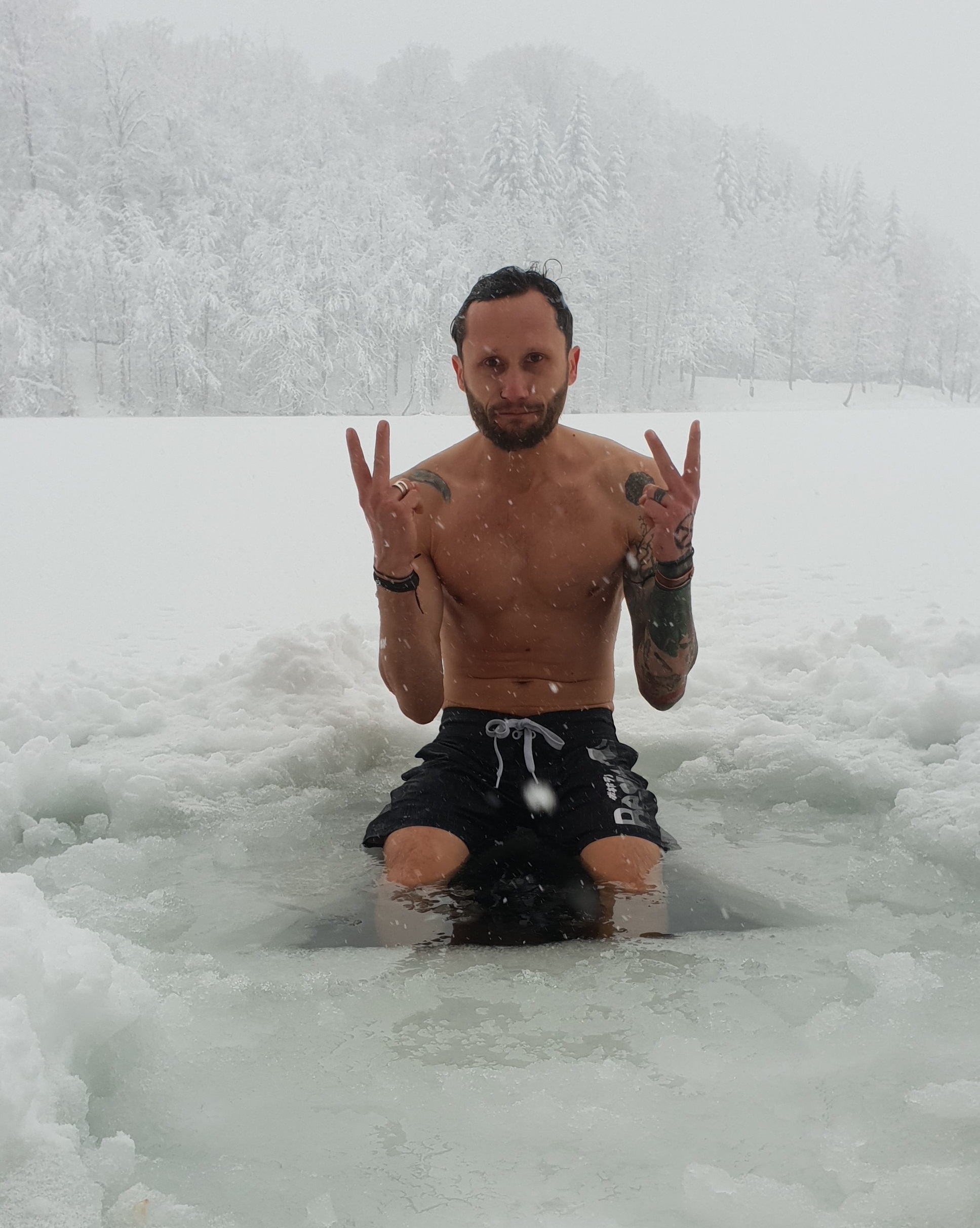 VIDEO/ Românul polar: face baie la copcă și are o sănătate de fier