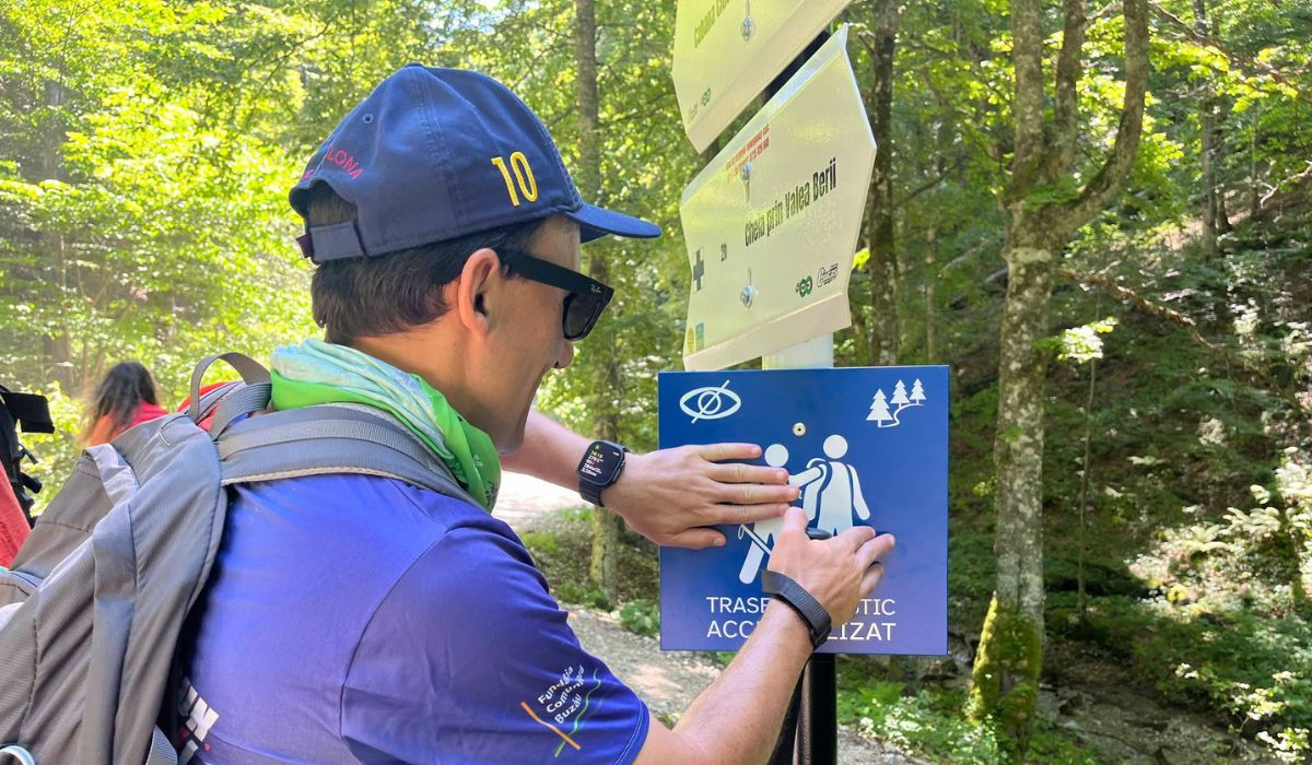 Primul traseu montan pentru nevăzători din România a fost inaugurat: cum arată poteca adaptată din Masivul Ciucaș