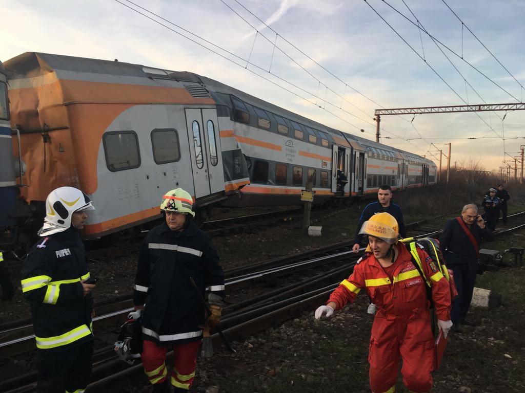 UPDATE | Accident feroviar soldat cu 11 victime, după ciocnirea a două trenuri între Ploiești și Brazi. Un rănit, dus cu elicopterul la București