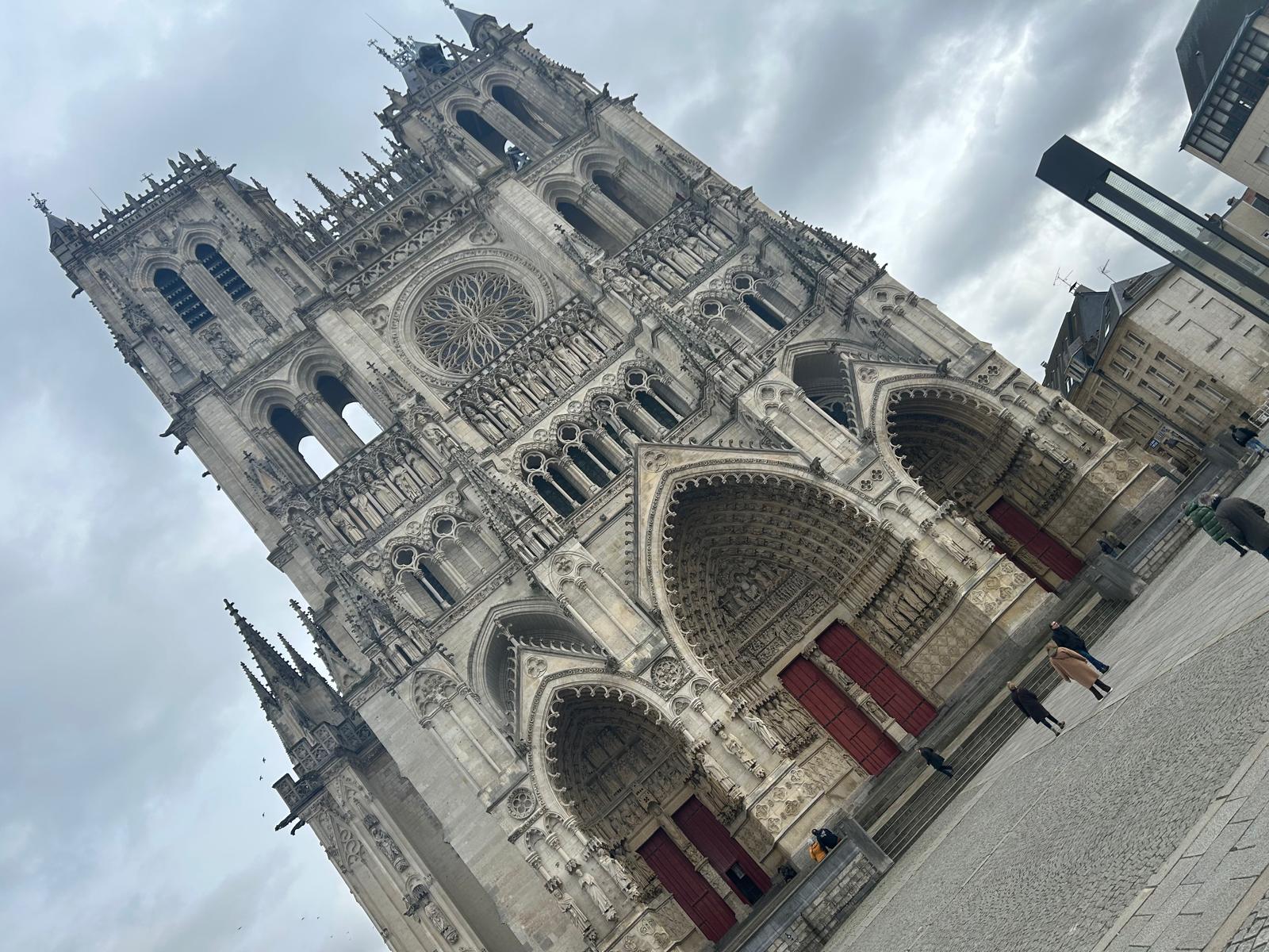 Cum s-a îndrăgostit elevul Emmanuel Macron de Brigitte, profesoara sa de franceză: „Suntem ciudați, dar autentici!”. La Amiens, pe urmele cuplului căruia nu îi pasă de convenții