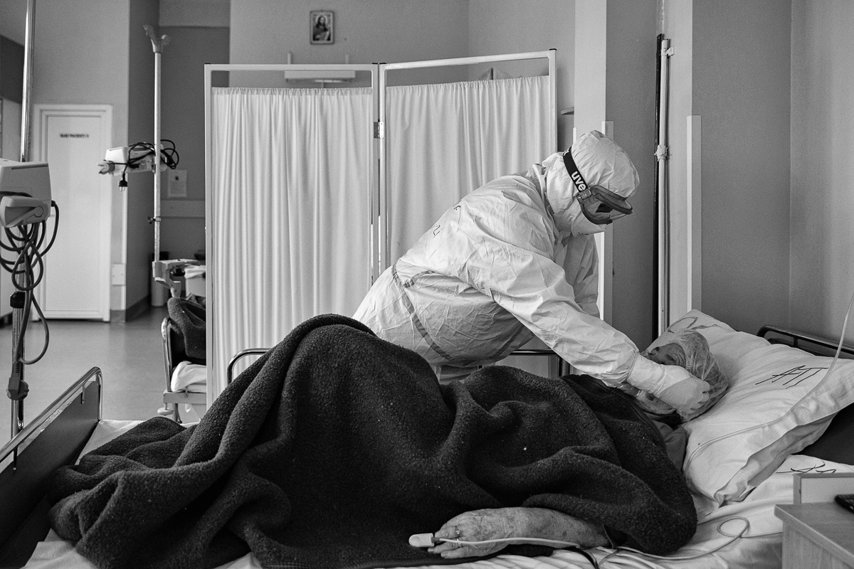Despre oxigen, cafeină şi spiritul sacrificat al sărbătorilor în spitalul COVID din Roşiori de Vede: „O să picăm toţi la un moment dat”