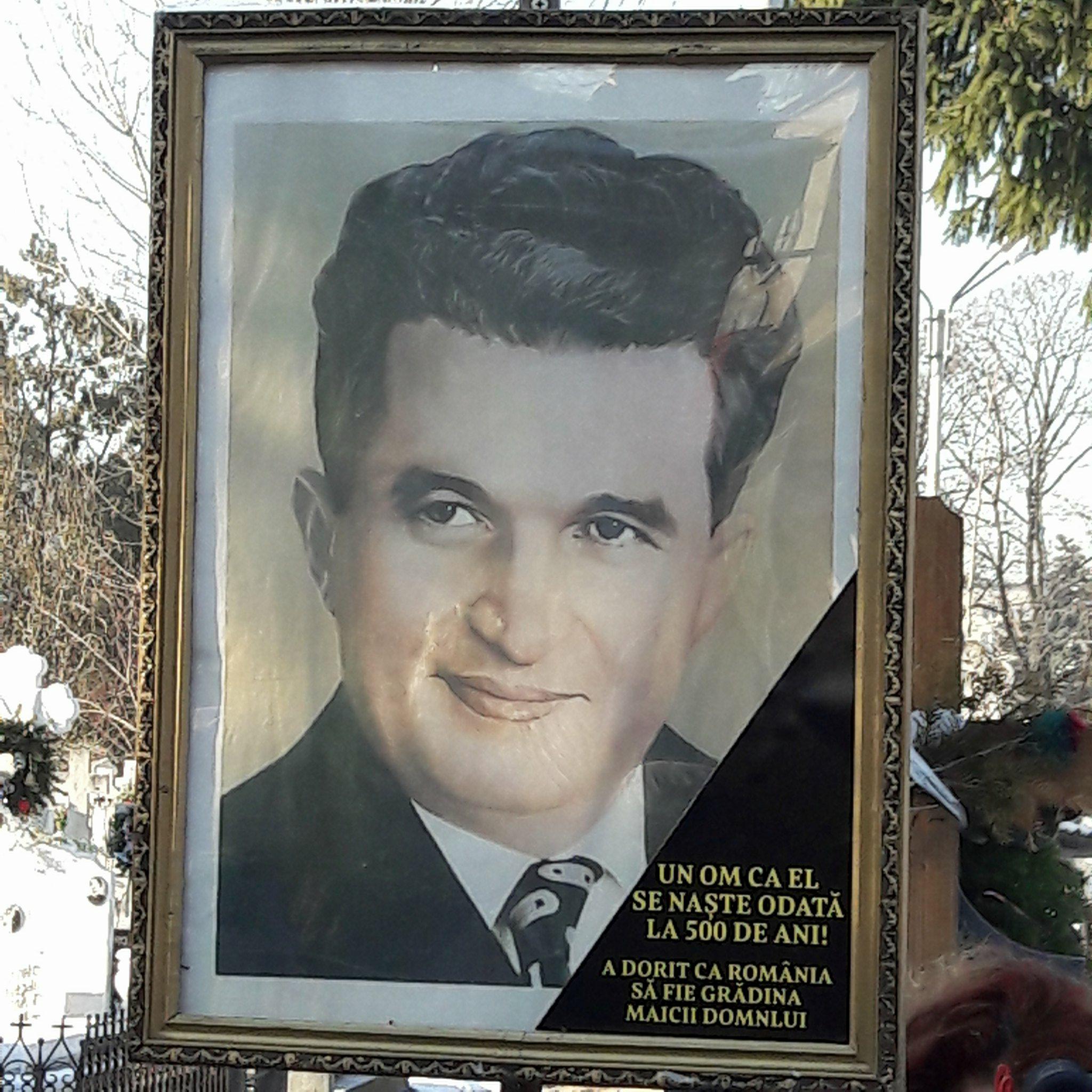 Nicolae Ceaușescu ar fi împlinit 100 de ani. Zeci de nostalgici s-au adunat la cimitirul Ghencea / FOTO