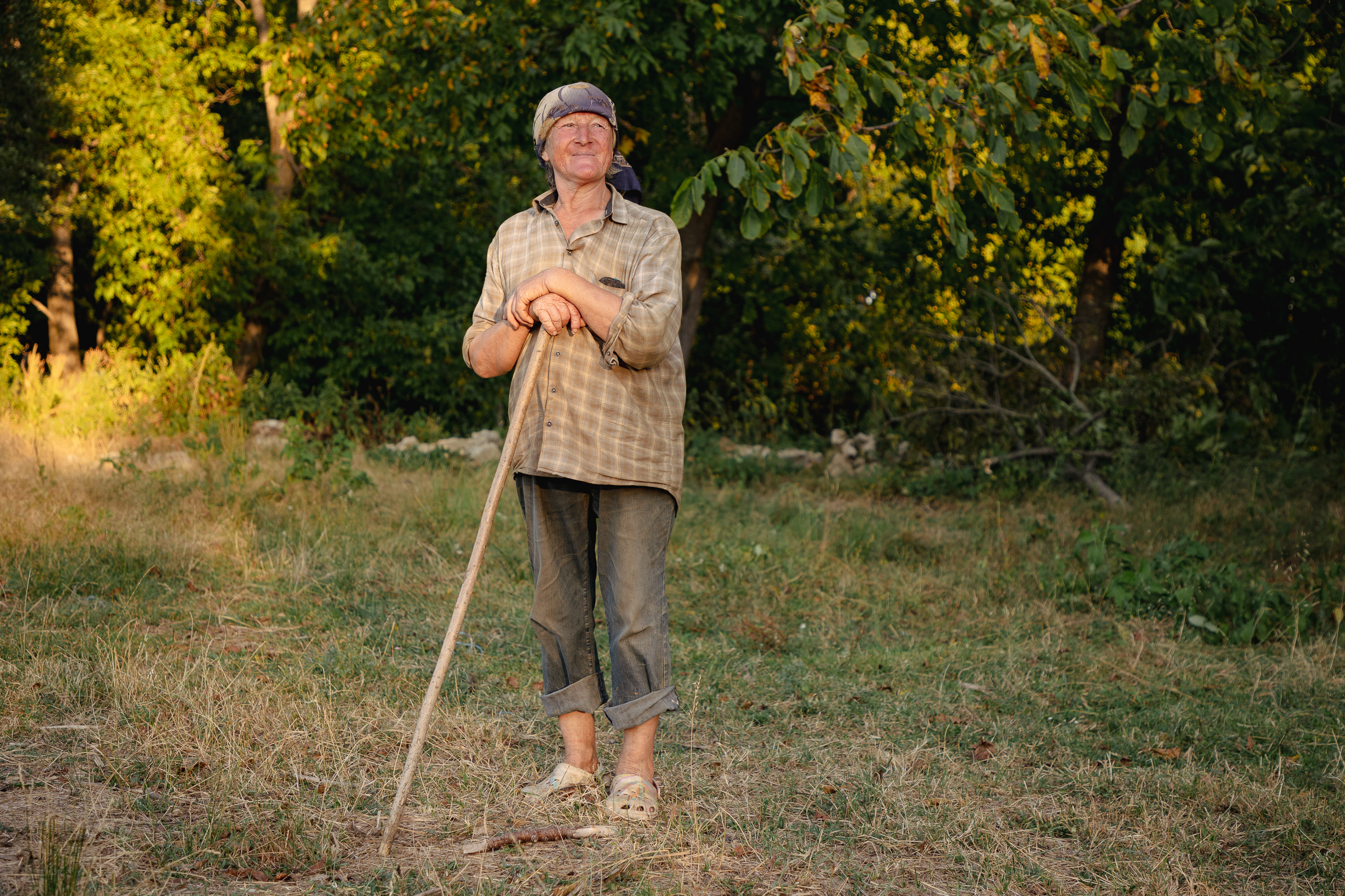 REPORTAJ Actorul Cuzin Toma a venit cu Taraful Caliu să aducă Film în Sat, la Peștișani, Gorj: „Să știe oamenii care m-au văzut crescând că joc și roluri serioase!”