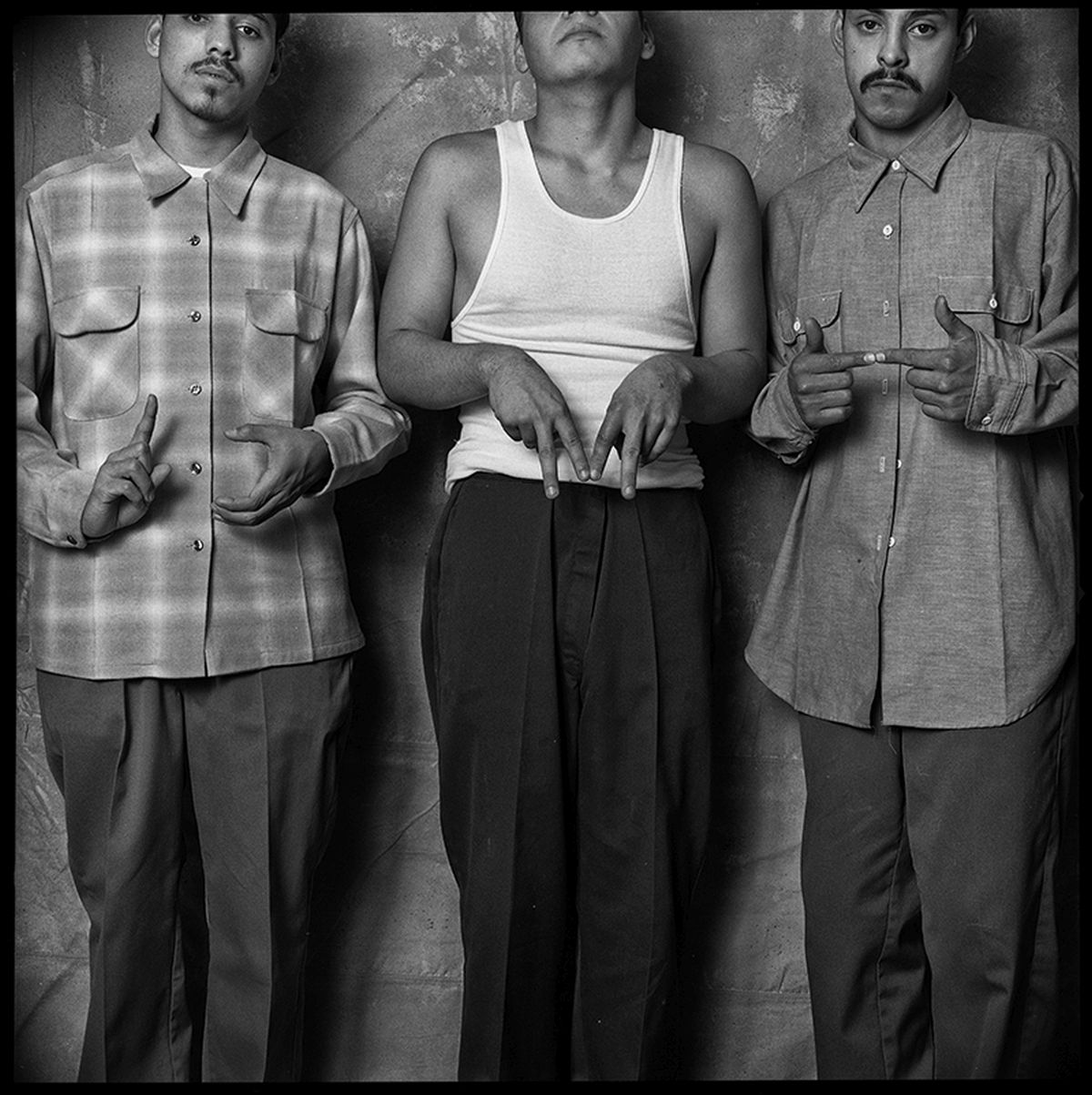 Cum arătau soldații străzilor în anii '80! Imagini brutale din interiorul celor mai periculoase bande din Los Angeles: armele, drogurile și bătăile erau la ordinea zilei