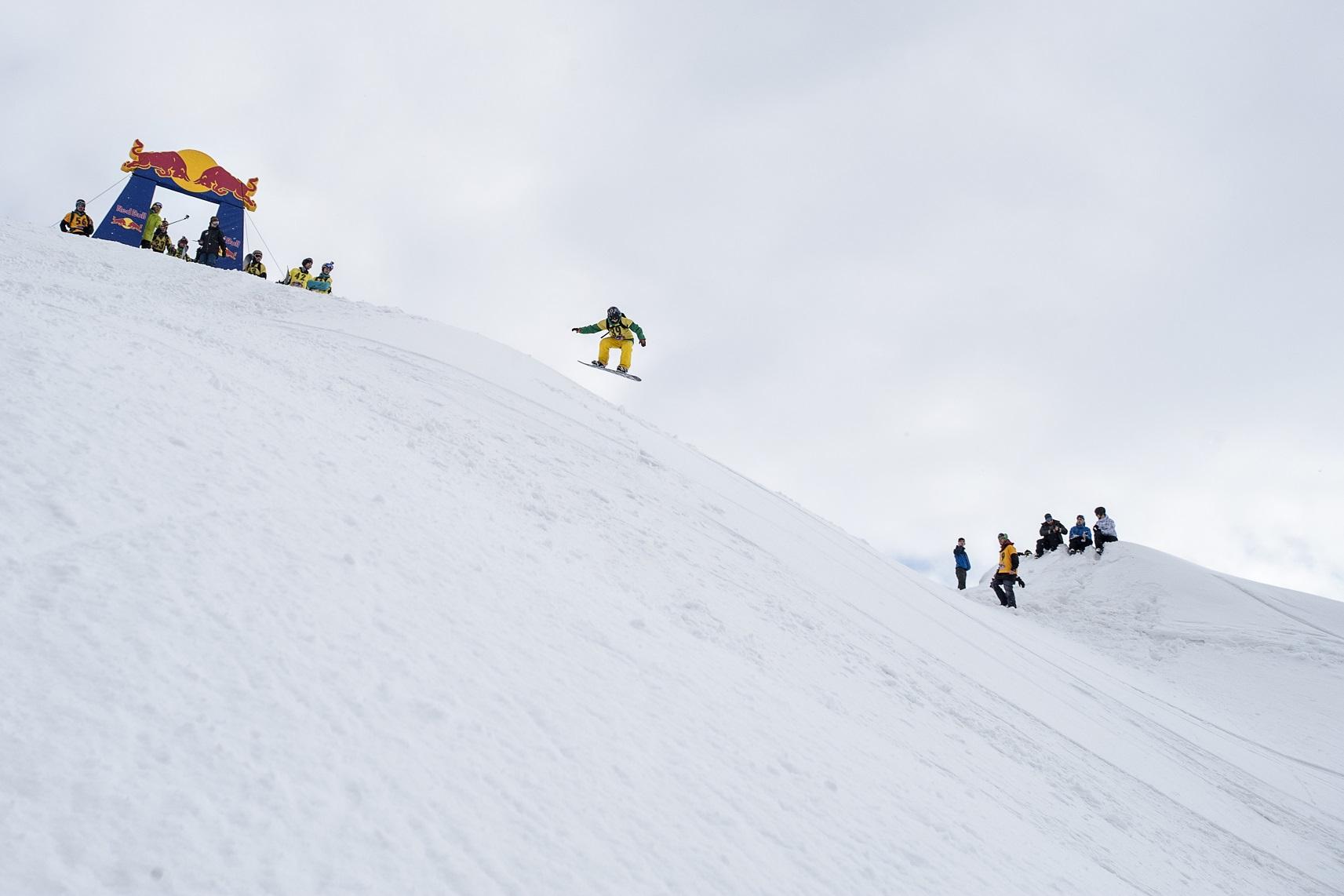 La Câmpul lui Neag, lângă Hunedoara, 110 schiori și snowboarderi au cucerit muntele!
