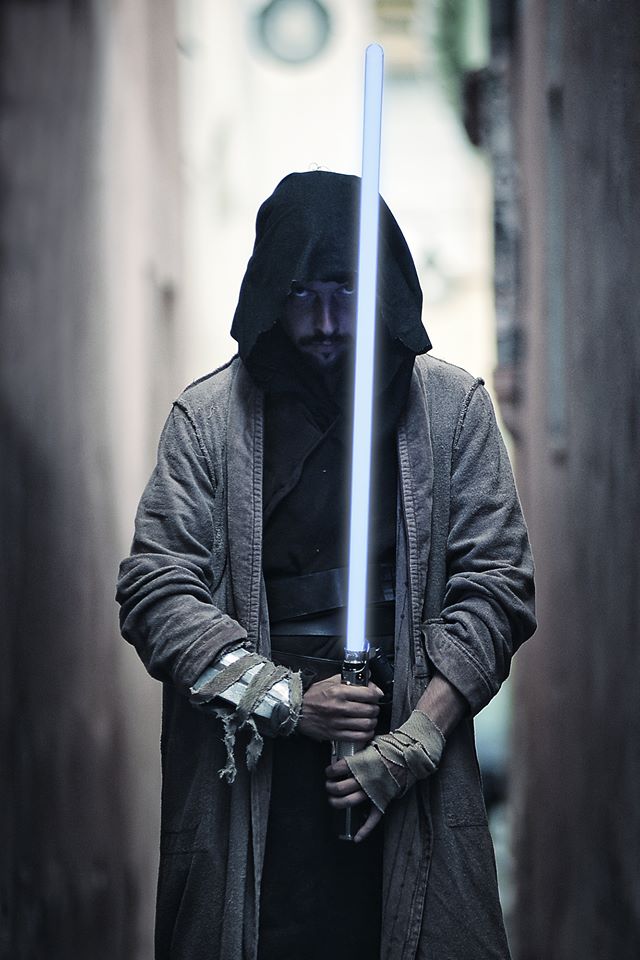 REPORTAJ/ Viața în pielea personajului. Tinerii care își croiesc costume de super-eroi și le poartă pe stradă (FOTO)