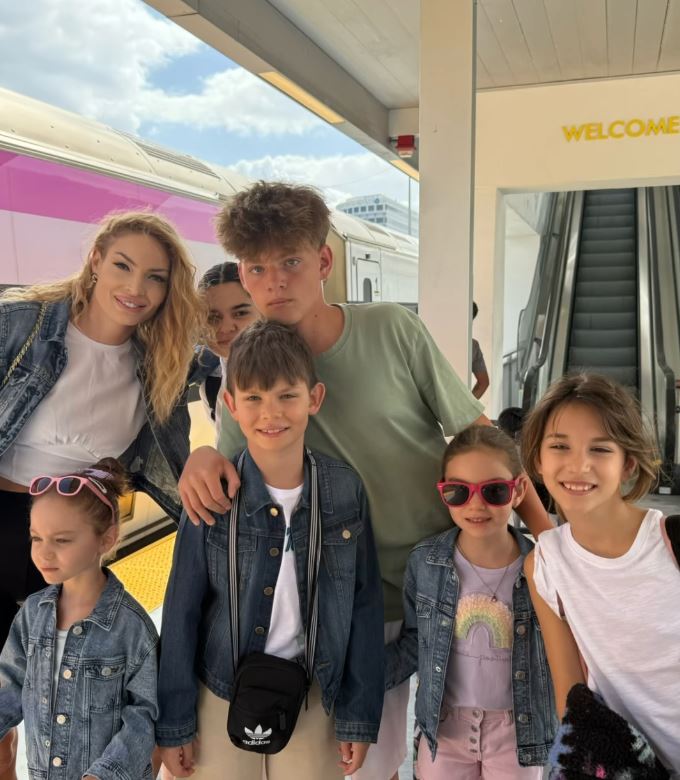 Valentina Pelinel, vacanță în Miami cu copiii. Motivul pentru care Cristi Borcea nu a mers cu ei