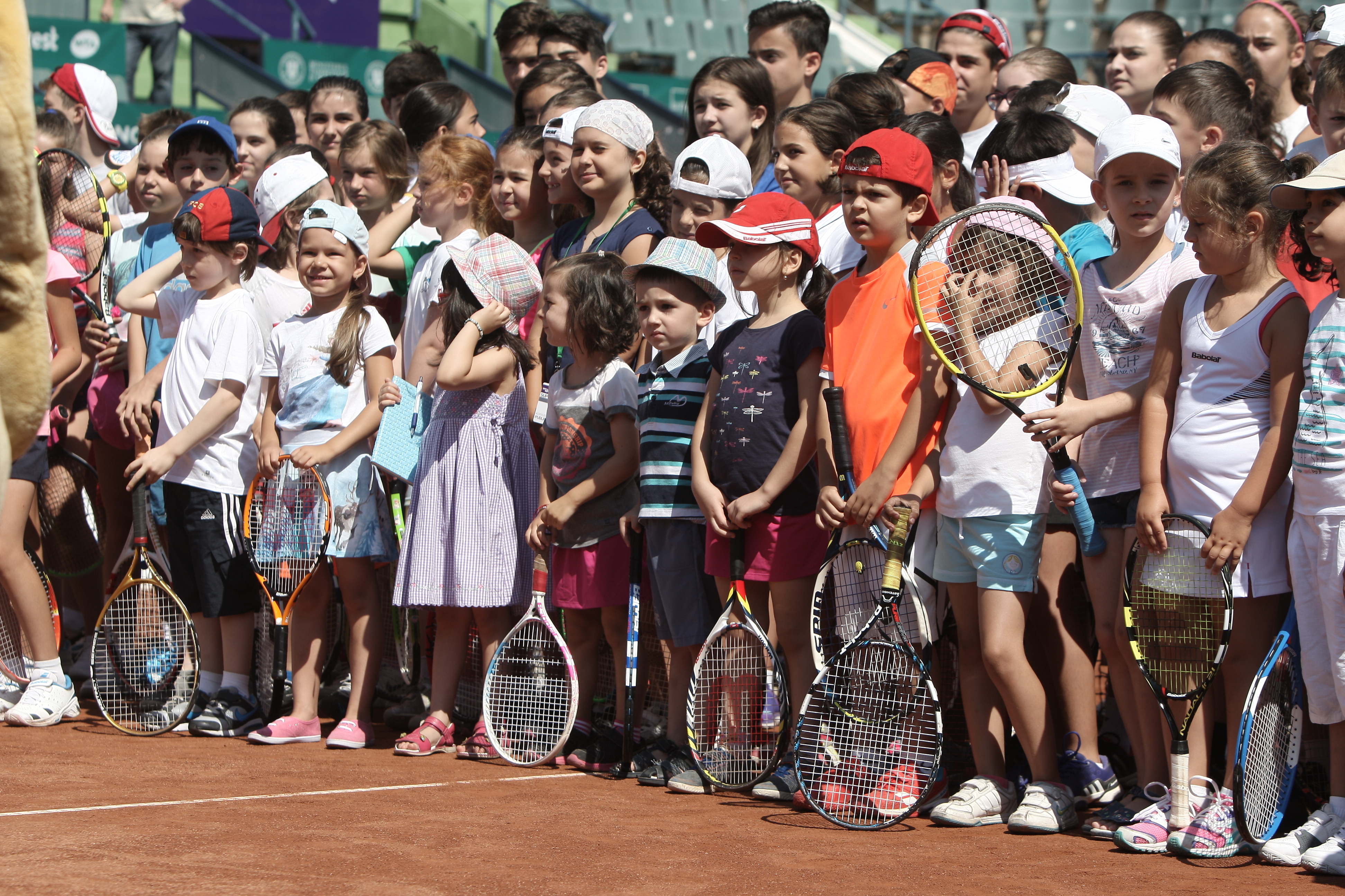 Simona Halep a făcut schimburi de mingi cu peste 100 de copii. Numărul trei mondial WTA a petrecut peste o oră și un sfert pe zgura de la Arenele BNR / ^GALERIE FOTO