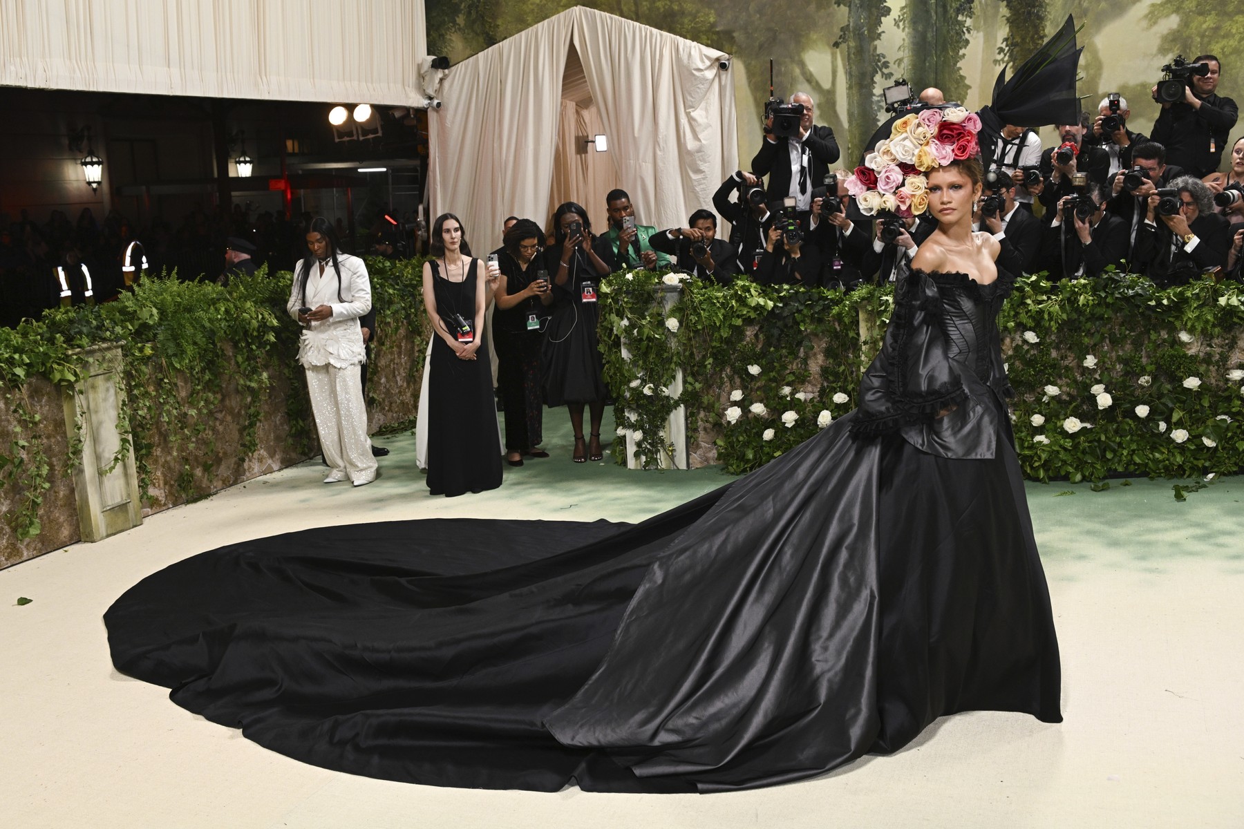 Zendaya a adus drama la Met Gala 2024. A schimbat două ținute, una dintre ele e creată în 1996, anul în care s-a născut