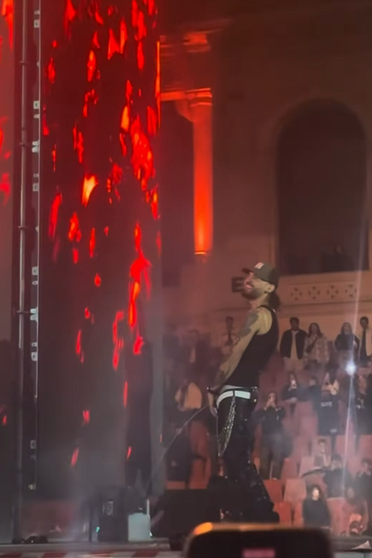 Ian a urinat pe scenă în timpul concertului de la Arenele Romane 