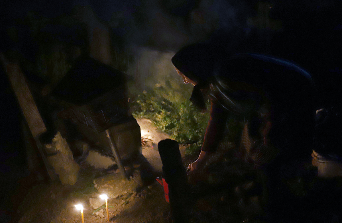 De ce aprind sătenii din Copaciu focul lângă morminte în Joia Mare. „Cu câțiva ani în urmă, aveai impresia că a luat foc cimitirul”