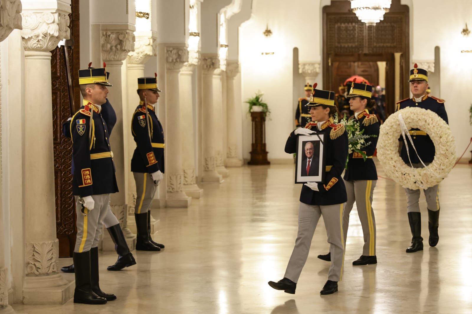 Funeralii de stat pentru Ion Iliescu. Ultimele omagii aduse în fața sicriului fostului președinte, în Sala Unirii, la Palatul Cotroceni