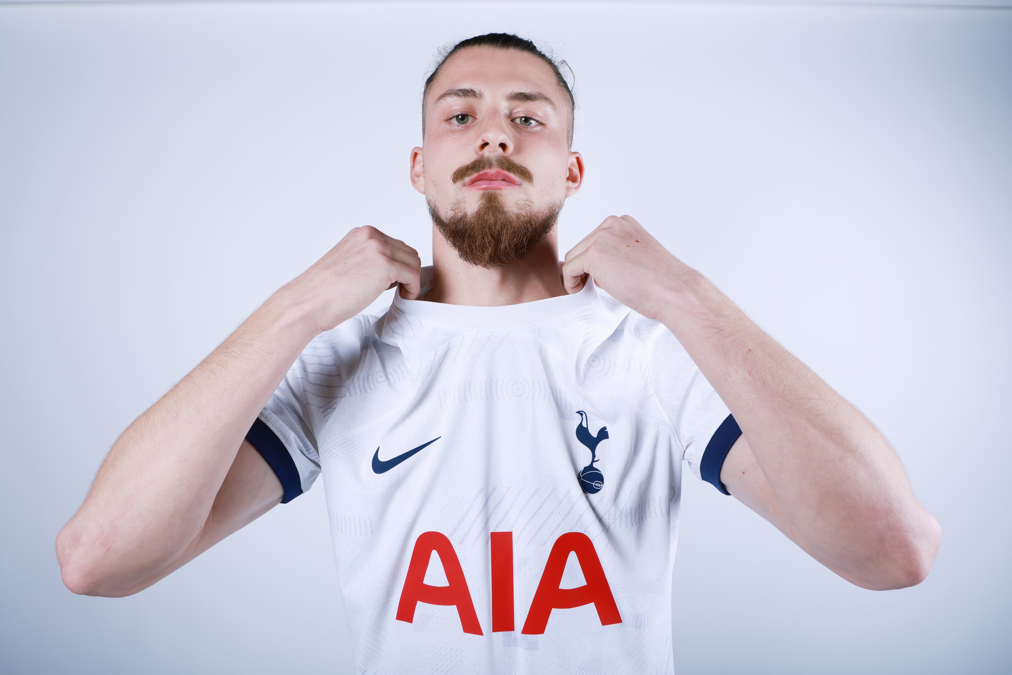 Veniturile uriașe pe care le-au obținut echipele din Premier League în anul 2024. Ce salariu are Radu Drăgușin în Anglia