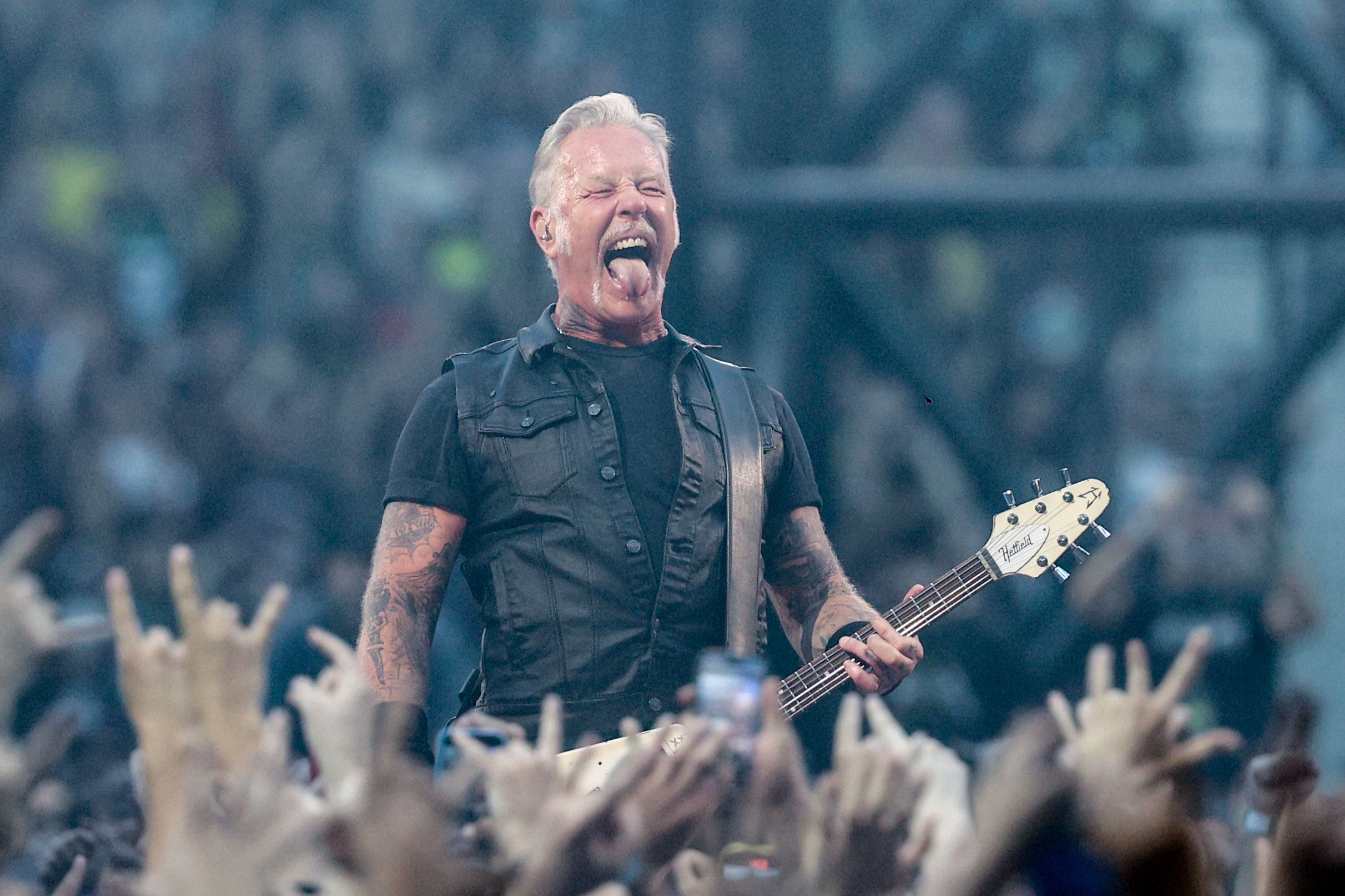 James Hetfield, surprins pe străzile din București înainte de concertul Metallica. Solistul trupei a vizitat un anticariat și a ieșit la cină cu logodnica sa