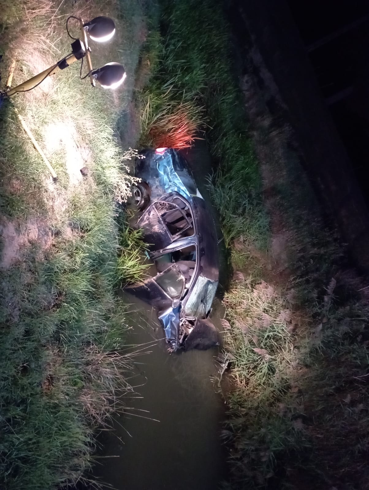 Accident grav în Vaslui. Un adolescent a murit și 4 tineri au fost răniți după ce mașina în care se aflau a căzut în râu