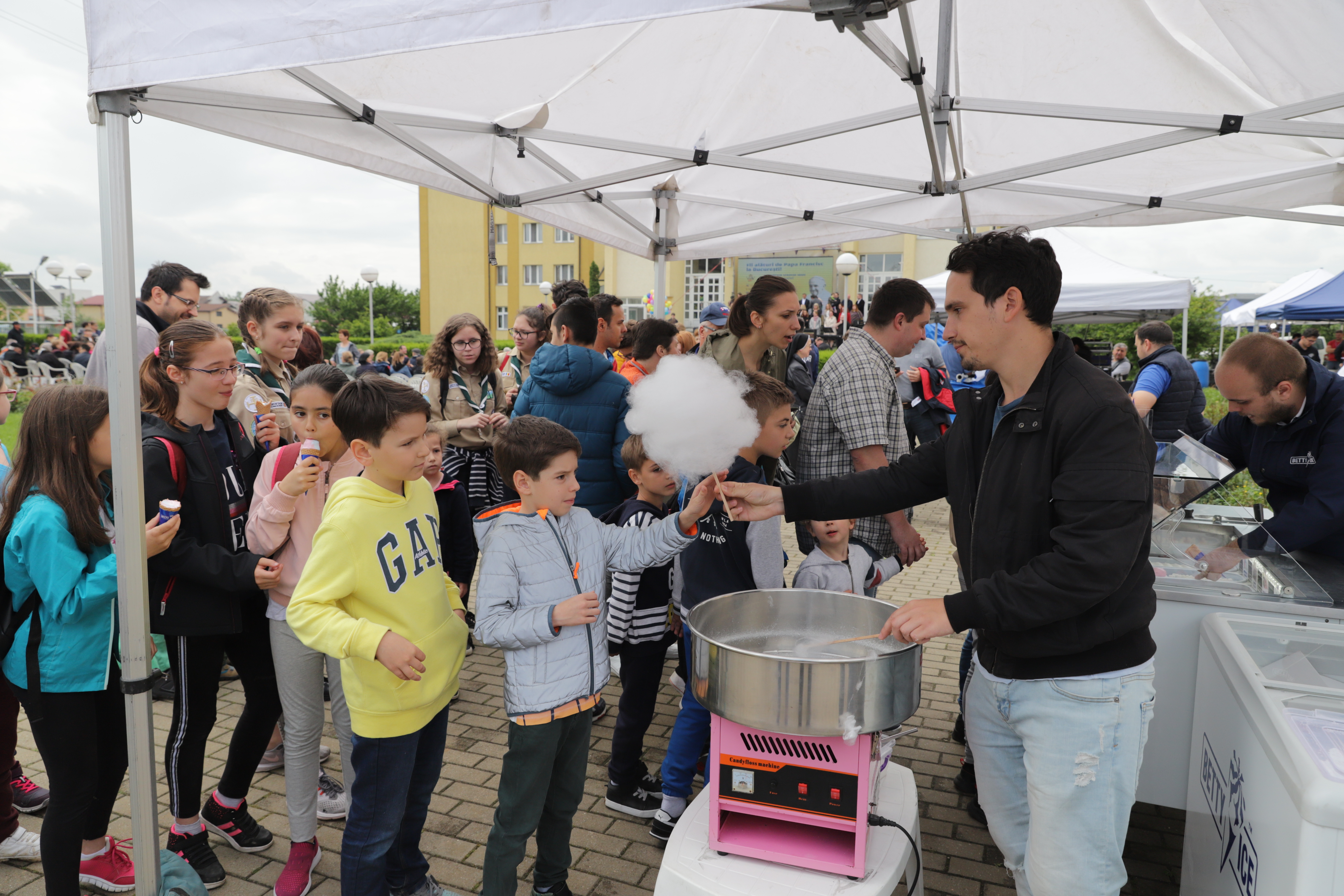REPORTAJ/ Vată de zahăr, cântece și preoți la cratiță, în așteptarea Papei! La Mănăstirea Sfânta Agnes, din Popești-Leordeni, credincioșii catolici au intrat în atmosfera festivă a vizitei Suveranului Pontif