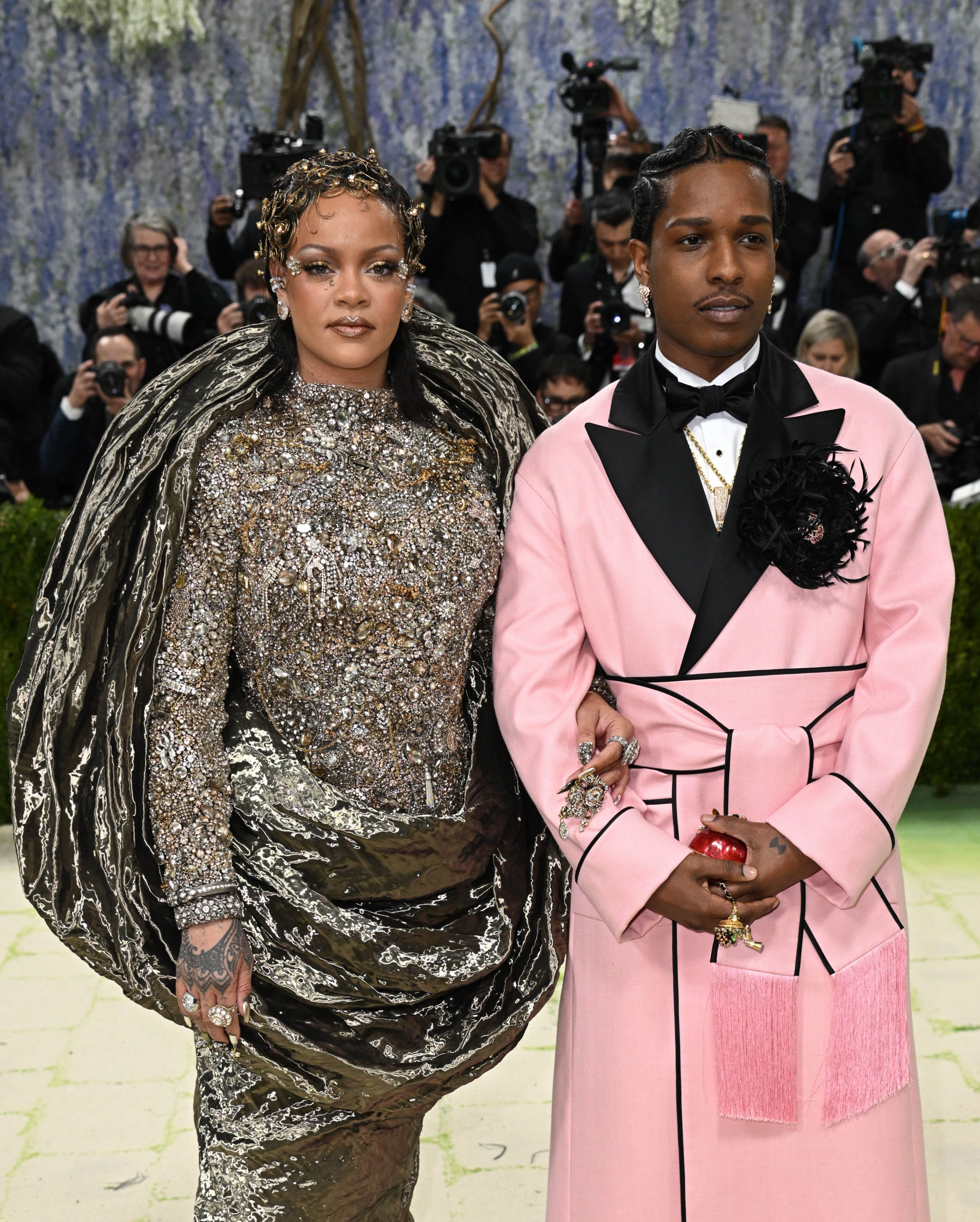 Vedete pe „covorul pietruit” la Met Gala 2026. De la rochii impresionante la alegeri controversate