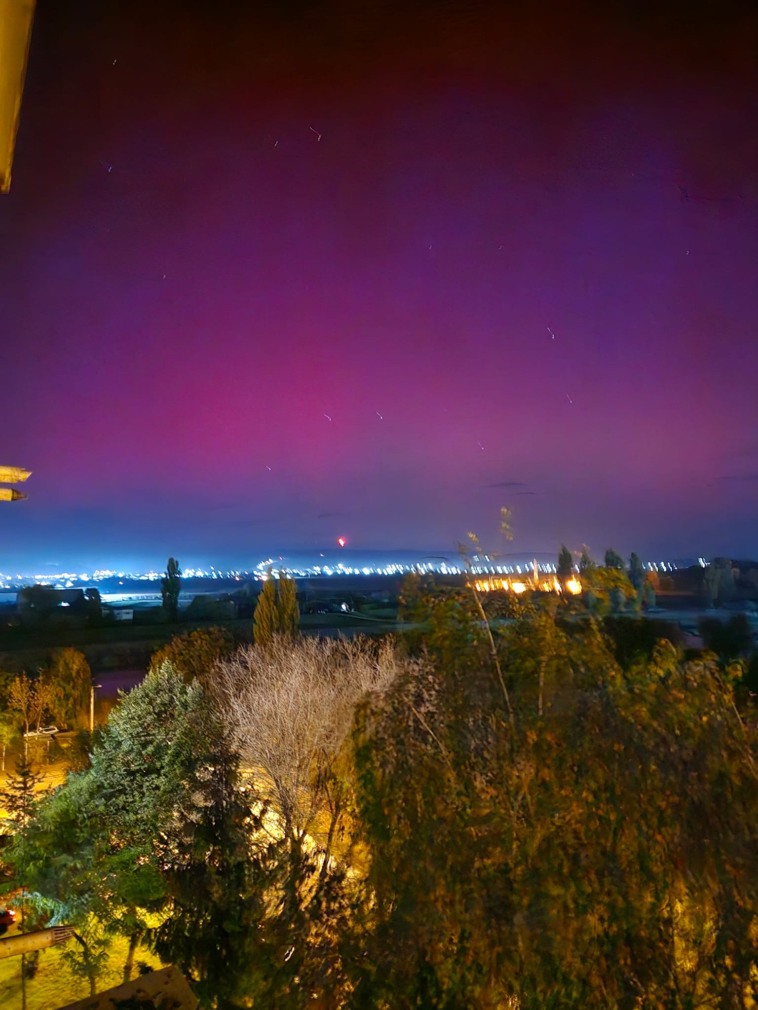 Aurora boreală, din nou vizibilă pe cerul României. „Spectacolul” a fost observat din aproape toate judeţele ţării