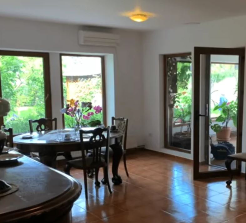 Imagini spectaculoase cu casa Torei Vasilescu. S-a pensionat și trăiește într-o vilă ca-n filme: „Eu stau aici ca la mănăstire”