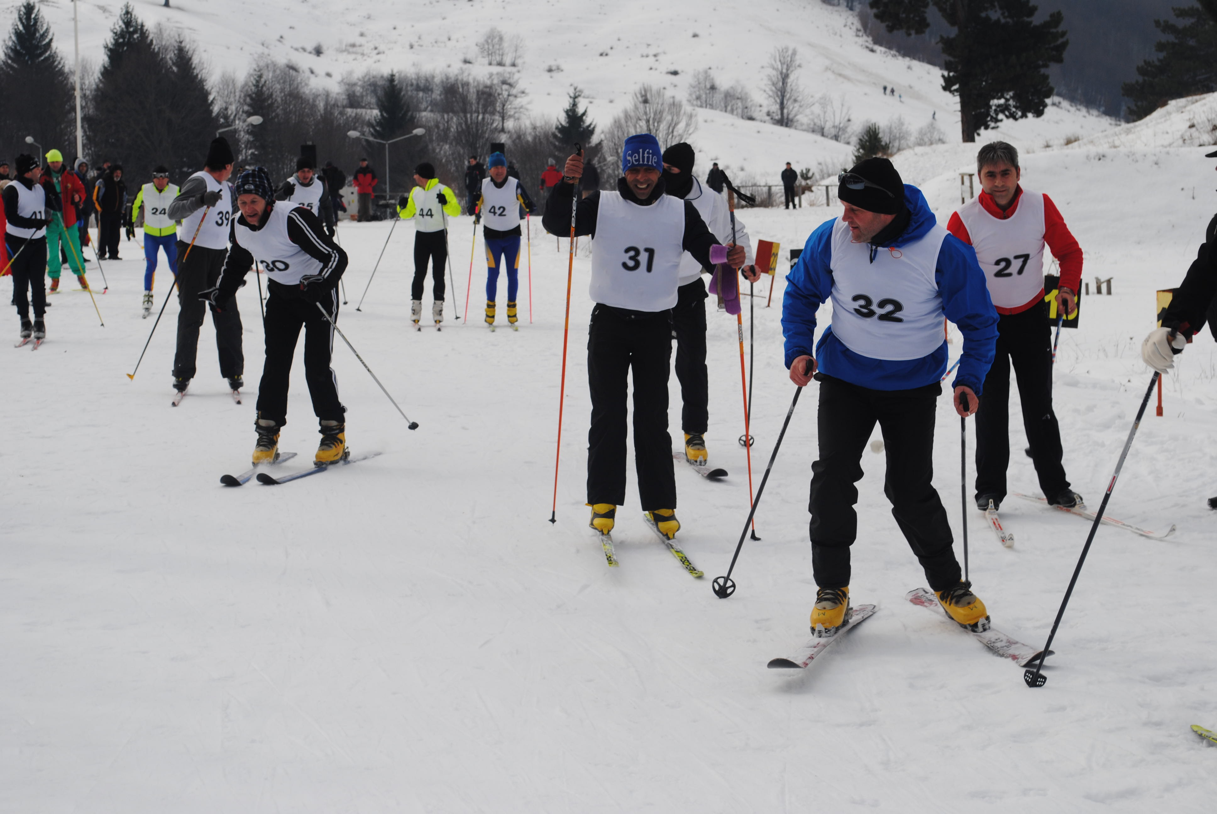 Participare record la „Patrula Veteranilor” de la Râșnov în cadrul Zilei Mondiale a Zăpezii