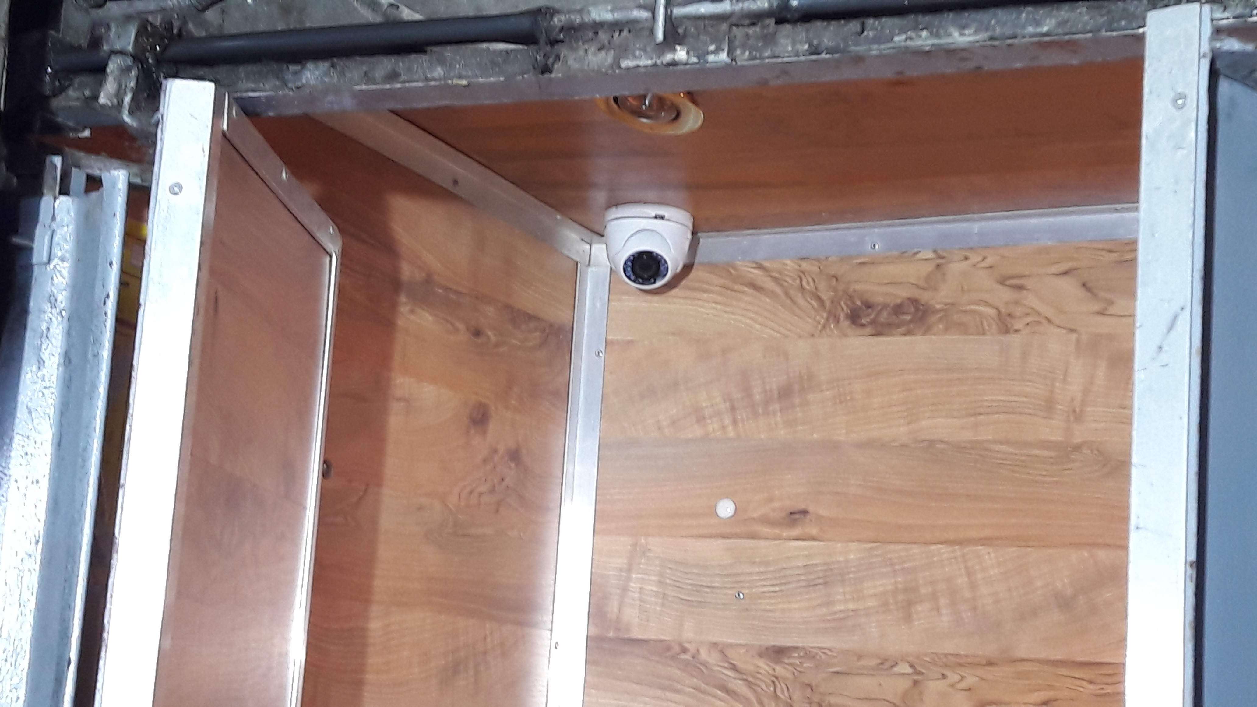 EXCLUSIV / Au montat interfon la ușa blocului în care copiii au fost abuzați de polițist. Aceasta e prima măsură de protecție a locatarilor îngroziți