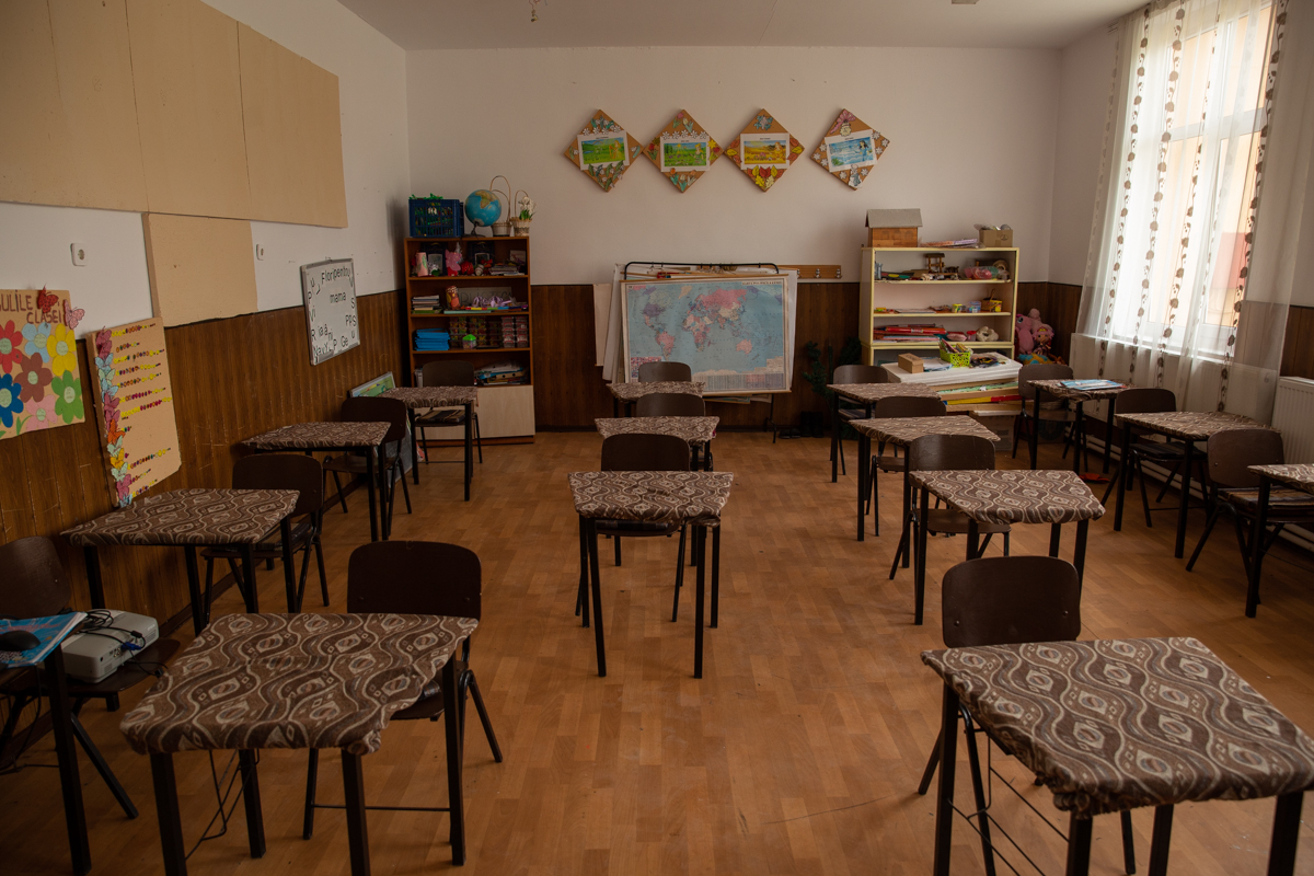 REPORTAJ. Pentru mii de copii de la sate, noul an şcolar va însemna măşti chinezeşti, întoarcerea la toaletele turceşti şi la minciunile româneşti!