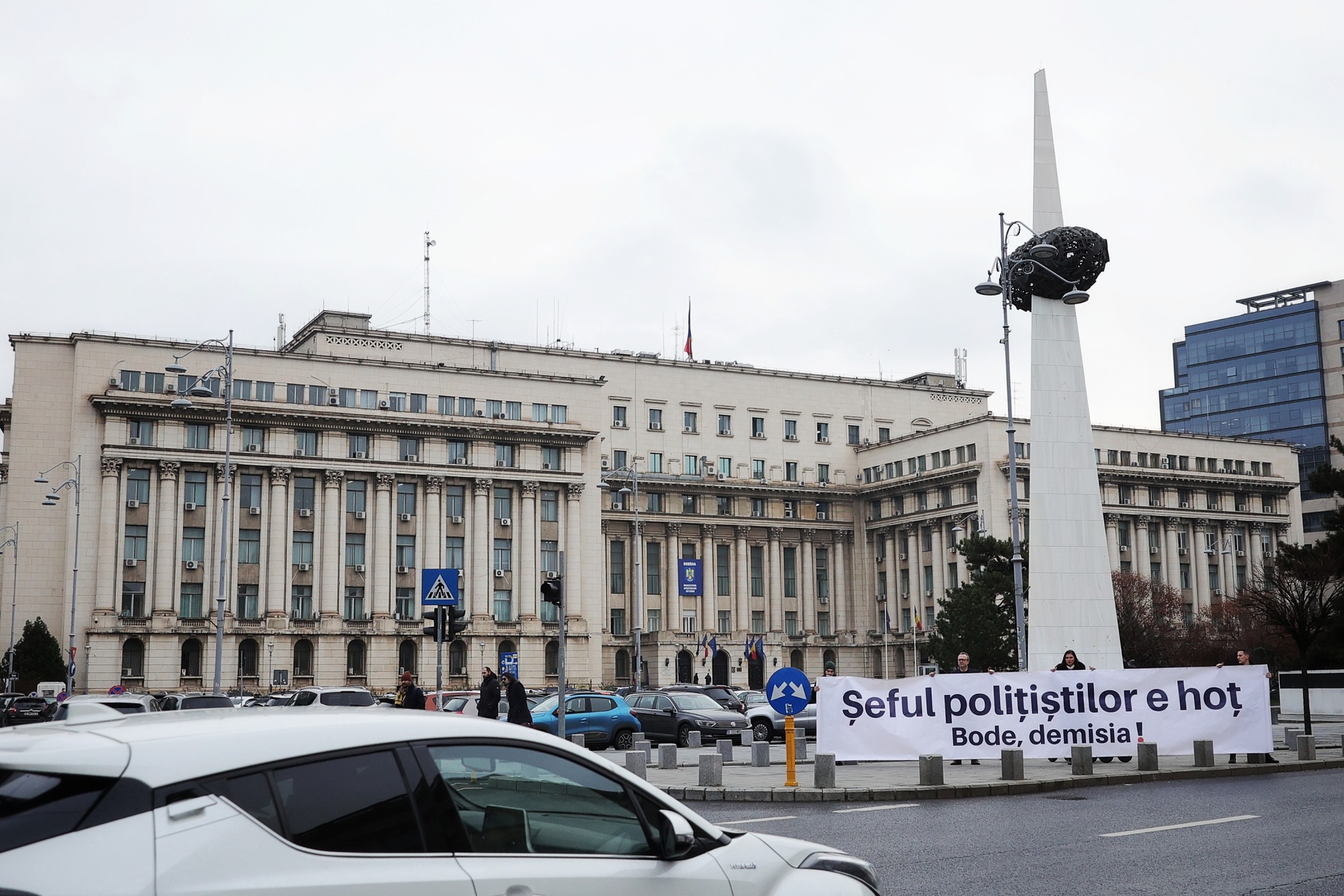 Protest în fața MAI și la Cotroceni. USR cere demiterea ministrului Lucian Bode, acuzat de plagiat
